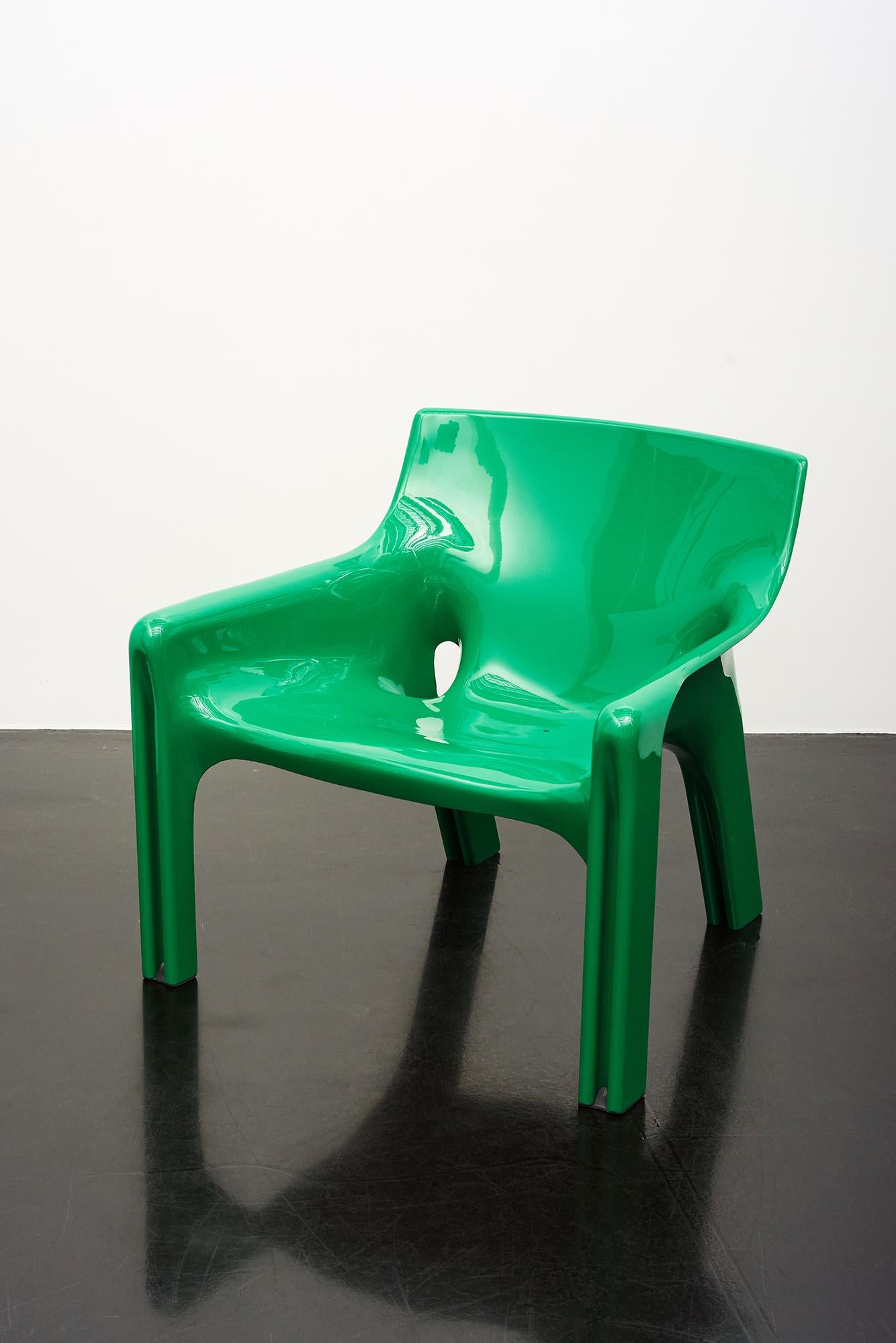 Sessel Vicario, entworfen von Vico Magistretti für Artemide, Italien, 1970er Jahre.
Von 1970 bis Mitte der 70er Jahre in Produktion.
Dieser Sessel aus Fiberglas zeichnet sich durch fließende Formen und ein perfektes Verhältnis zwischen Design,
