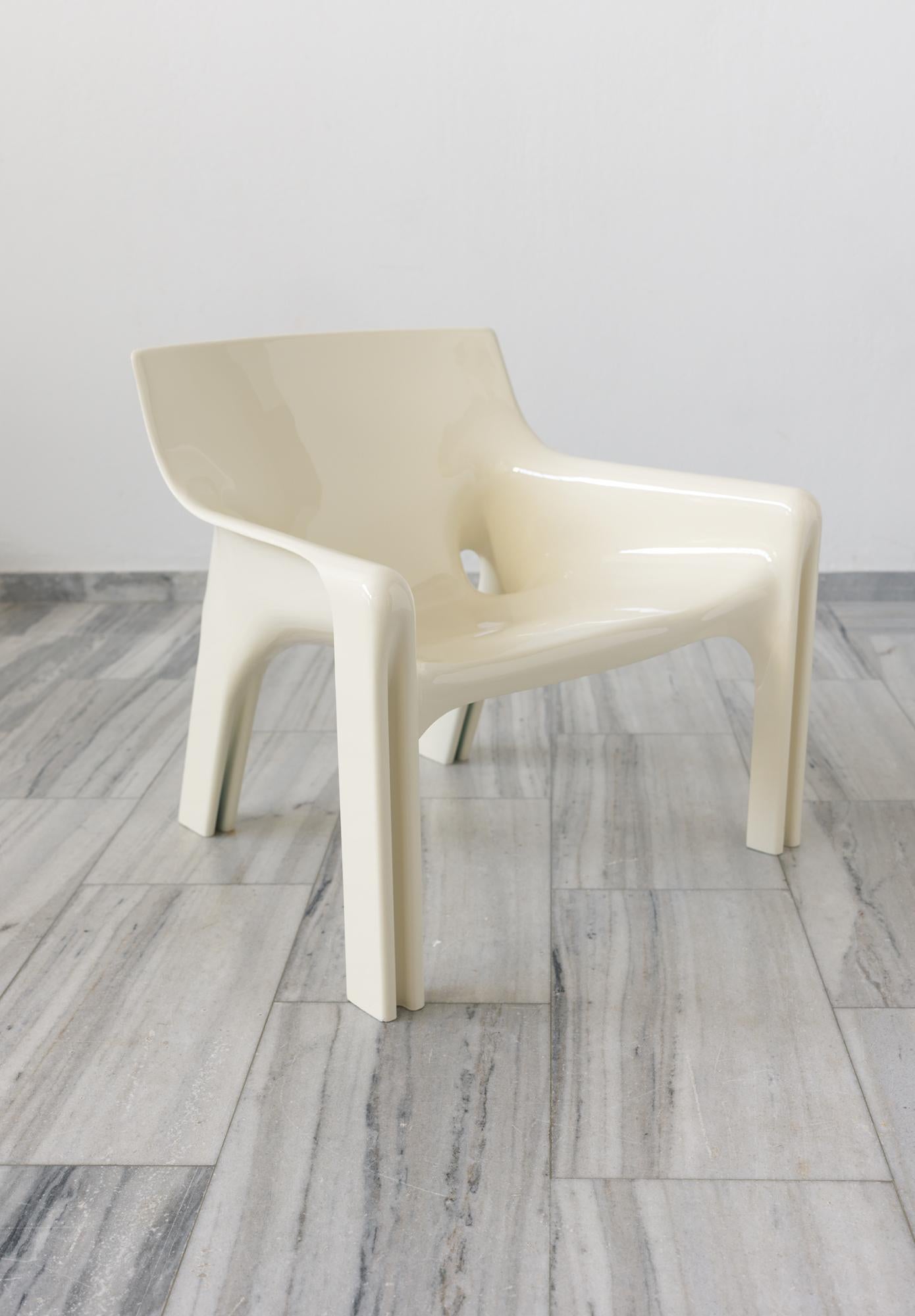 Sillón Vicario diseñado por Vico Magistretti para Artemide, Italia, años setenta.
En producción desde 1970 hasta mediados de los 70.
Fabricado en fibra de vidrio, este sillón se caracteriza por sus formas fluidas y una relación perfecta entre