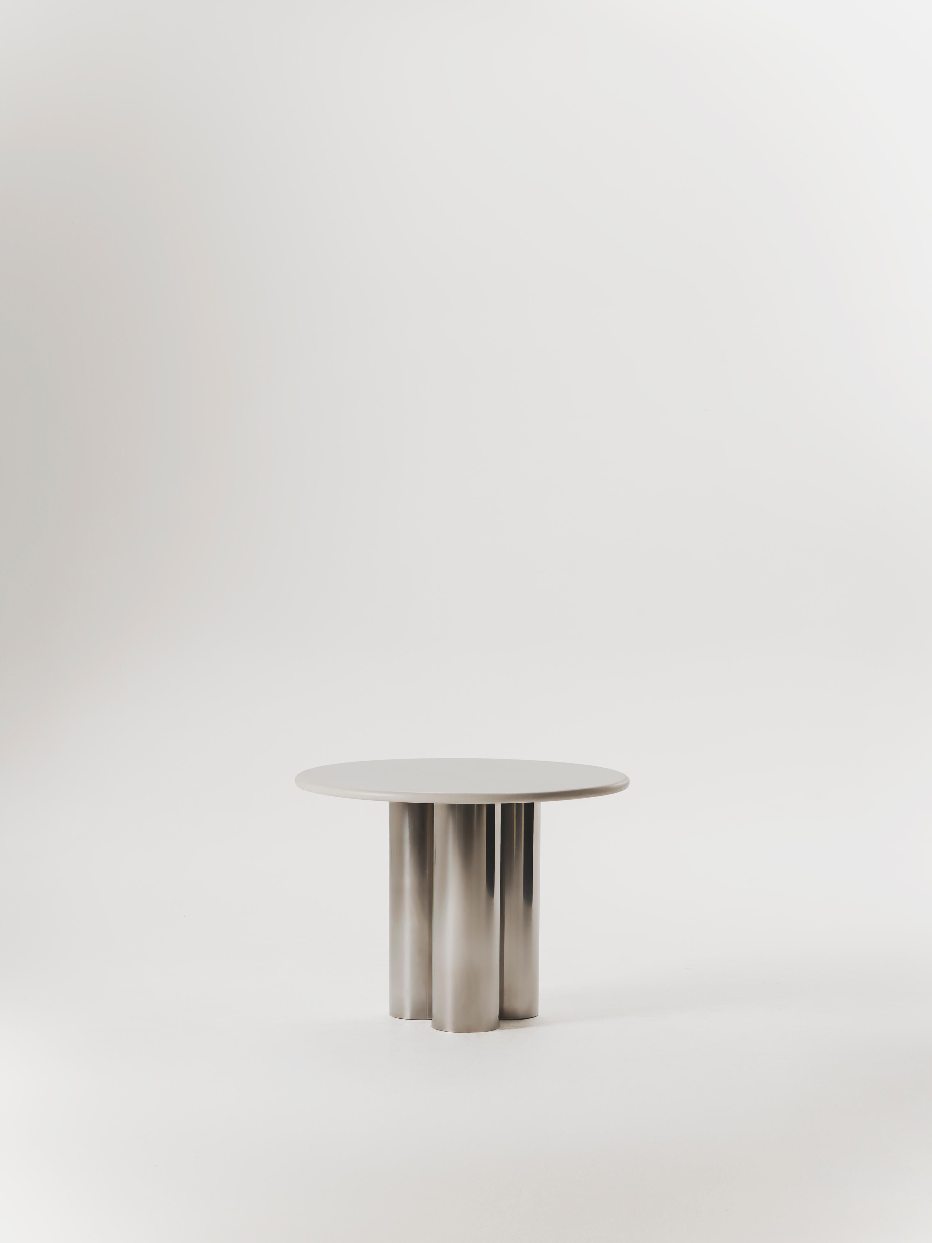 Fait main Table de salle à manger Vicca en microciment et acier inoxydable par Marlot Baus en vente