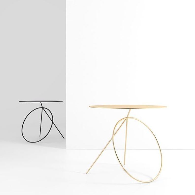 The table that perfectly represents the symbiosis of sculpture and balance.

Composed of a metal tabletop and a base comprised of a circle and two metal rods that evoke the “slashed O”, the emblem of Brazilian designer Pedro Paulo-Venzon.

The