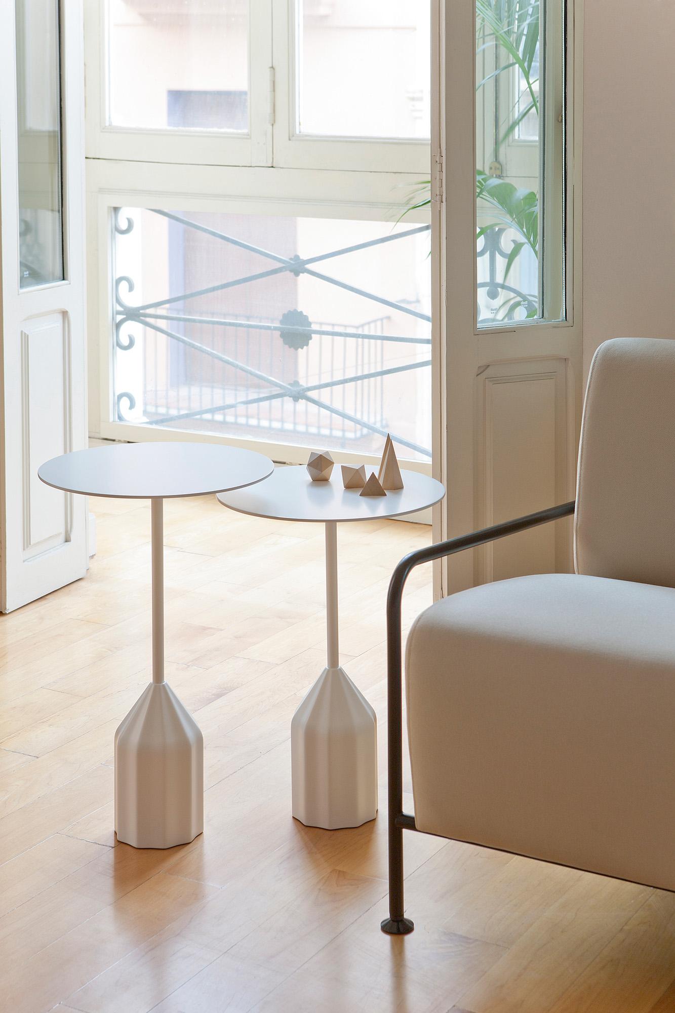 The little brother of the popular burin dining table by Patricia Urquiola. 

This sculptural side table is available in black and white.

Its strong personality makes it a very dynamic piece is perfect for home and contract projects. From the living