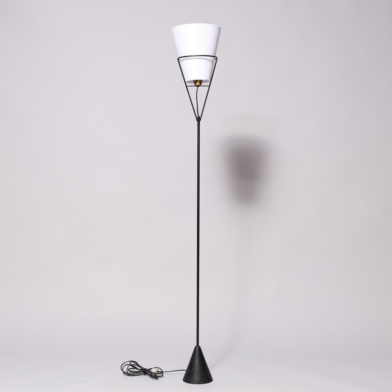 The Vice Versa floor lamp by Carl Auböck represents a unique fusion of craftsmanship and modernity. Its metal and cast iron construction gives it a sober look, marked by the play of inverted cones between the shade support and the base. Its main