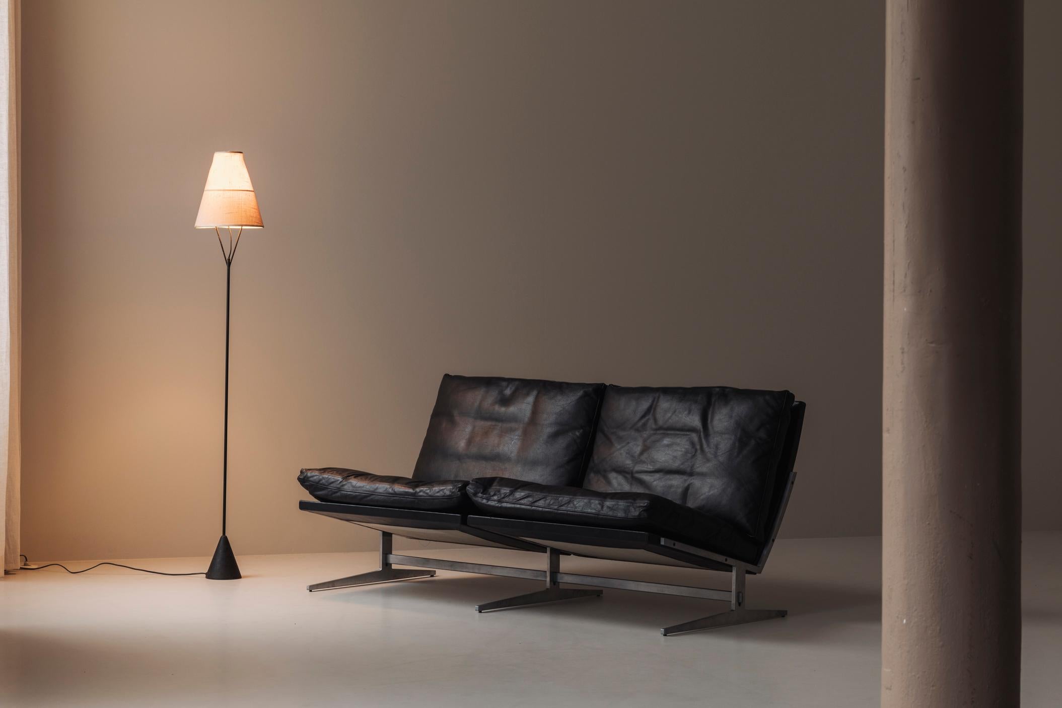 Lampadaire 'Vice Versa' de Carl Auböck produit par ASEA en Suède dans les années 1950. Cet élégant lampadaire est doté d'une base en métal et conserve l'abat-jour en lin beige d'origine. En tournant l'abat-jour, on peut l'utiliser comme lumière du