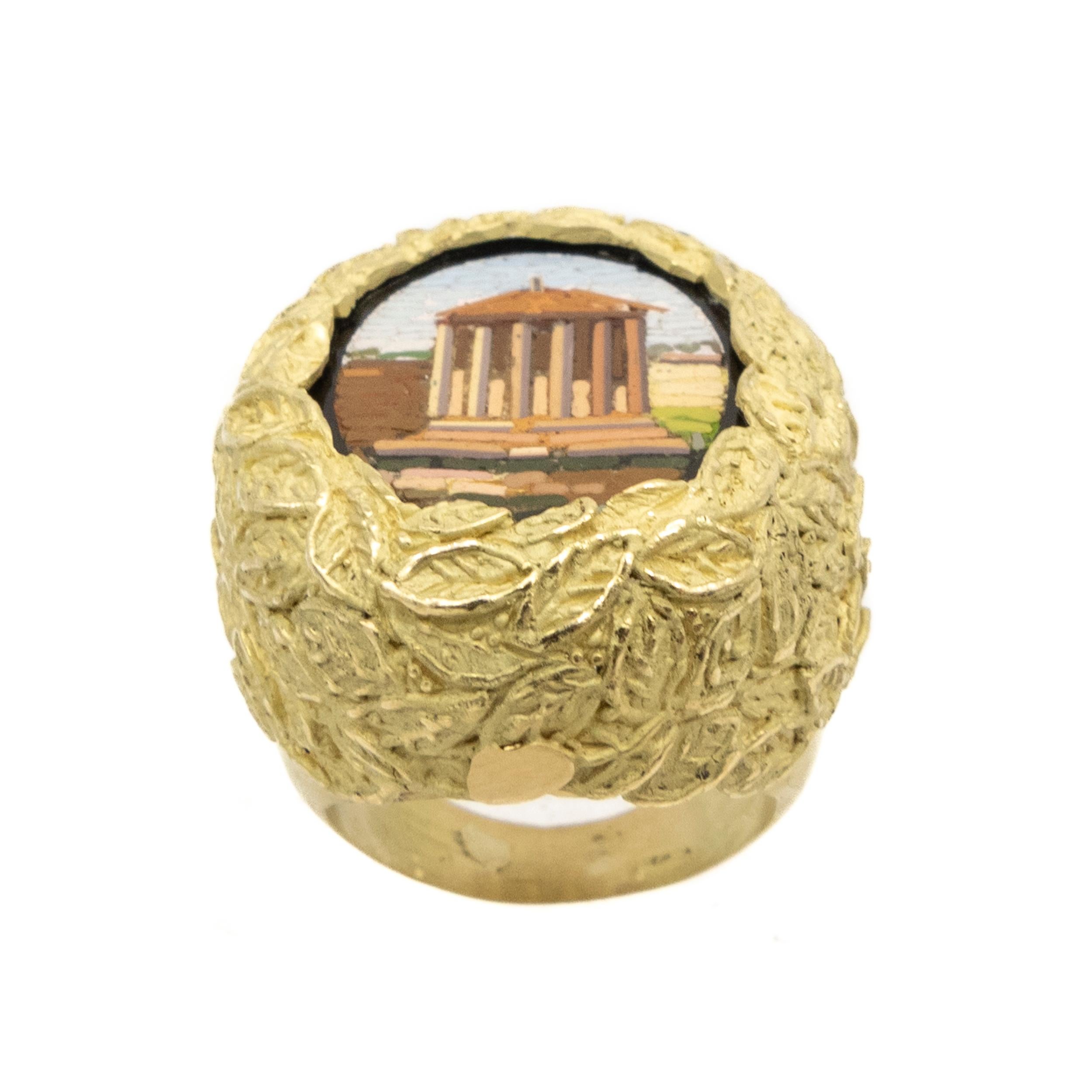 Vicente Gracia 18k Gold Cocktail Ring Mikromosaik Lorbeerkrone Römischer Tempel 

Sehen Sie sich diesen exquisiten Ring aus 18 Karat Gelbgold an, ein wahrer Schatz voller Erbe und Kunstfertigkeit. Das Herzstück ist ein Mikromosaik, ein