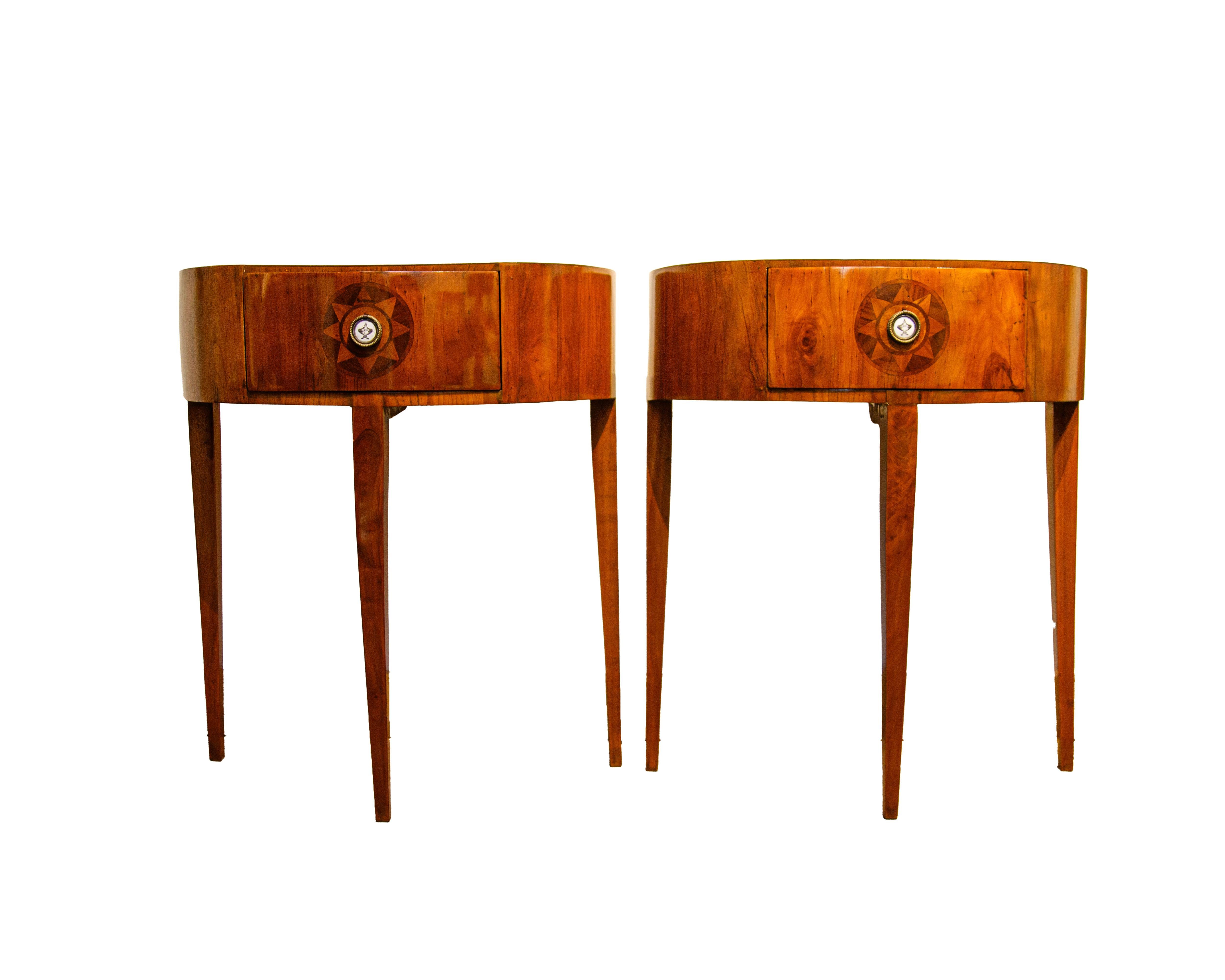 18th Century Vicenza, pair of wooden half-moon bedside tables, late 18th century For Sale