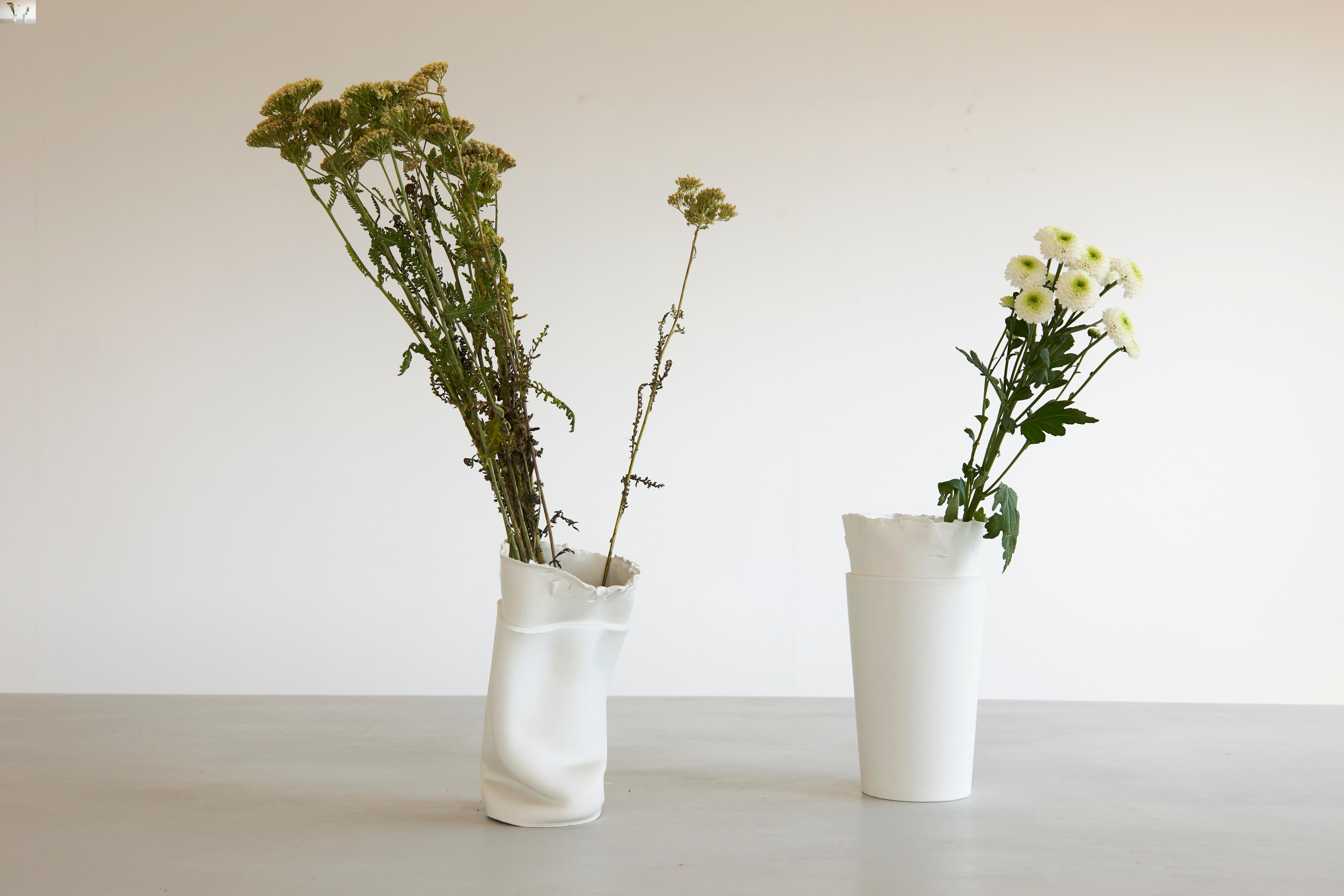 Vaso Vicenza di Jenna Basso Pietrobon
Dimensioni: D. A. 15 x H. 26 cm
Materiali: Ceramica.


Jenna Basso Pietrobon, nata nel 1986, è un'artista il cui lavoro analizza i problemi della società attraverso la lente delle sue esperienze personali. Offre