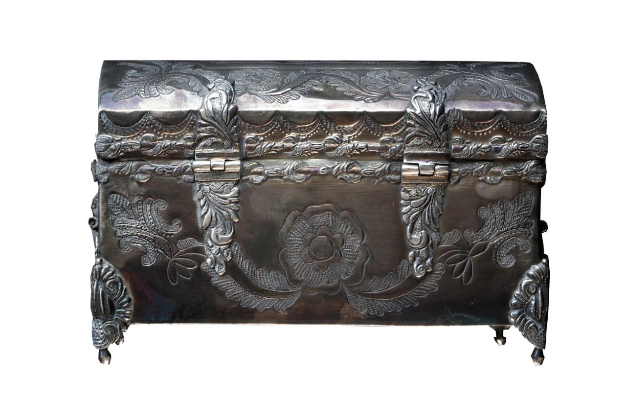 This incredible piece is made of silver embossed in the form of floral ornaments.
These pieces belonged to prominent members of the nobility. In addition to their shape and possible origin, the iconographic elements stand out and these objects