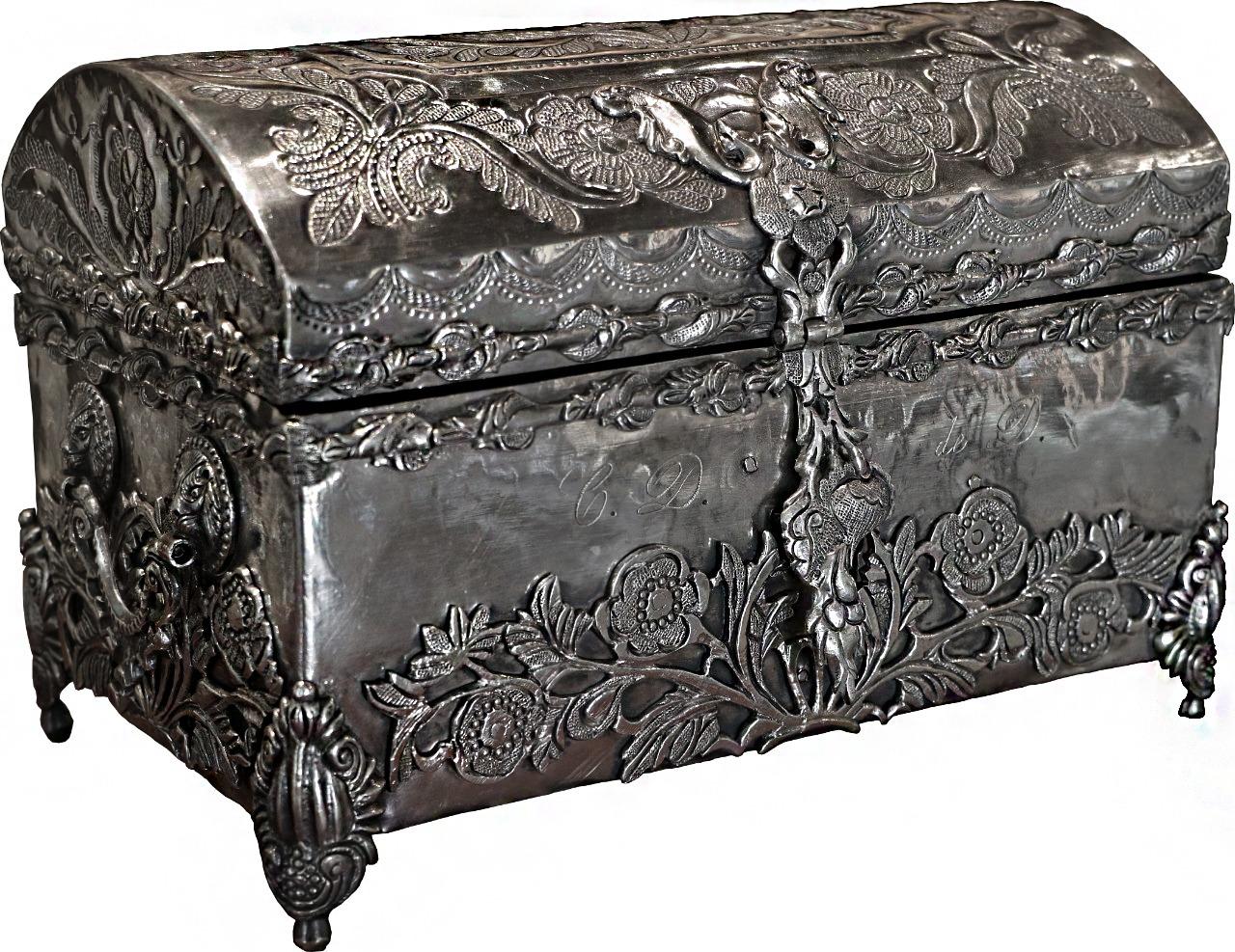 Viceregal Chiseled Silver Casket, Decorated with Organic Motifs In Good Condition For Sale In Mexico City, MX