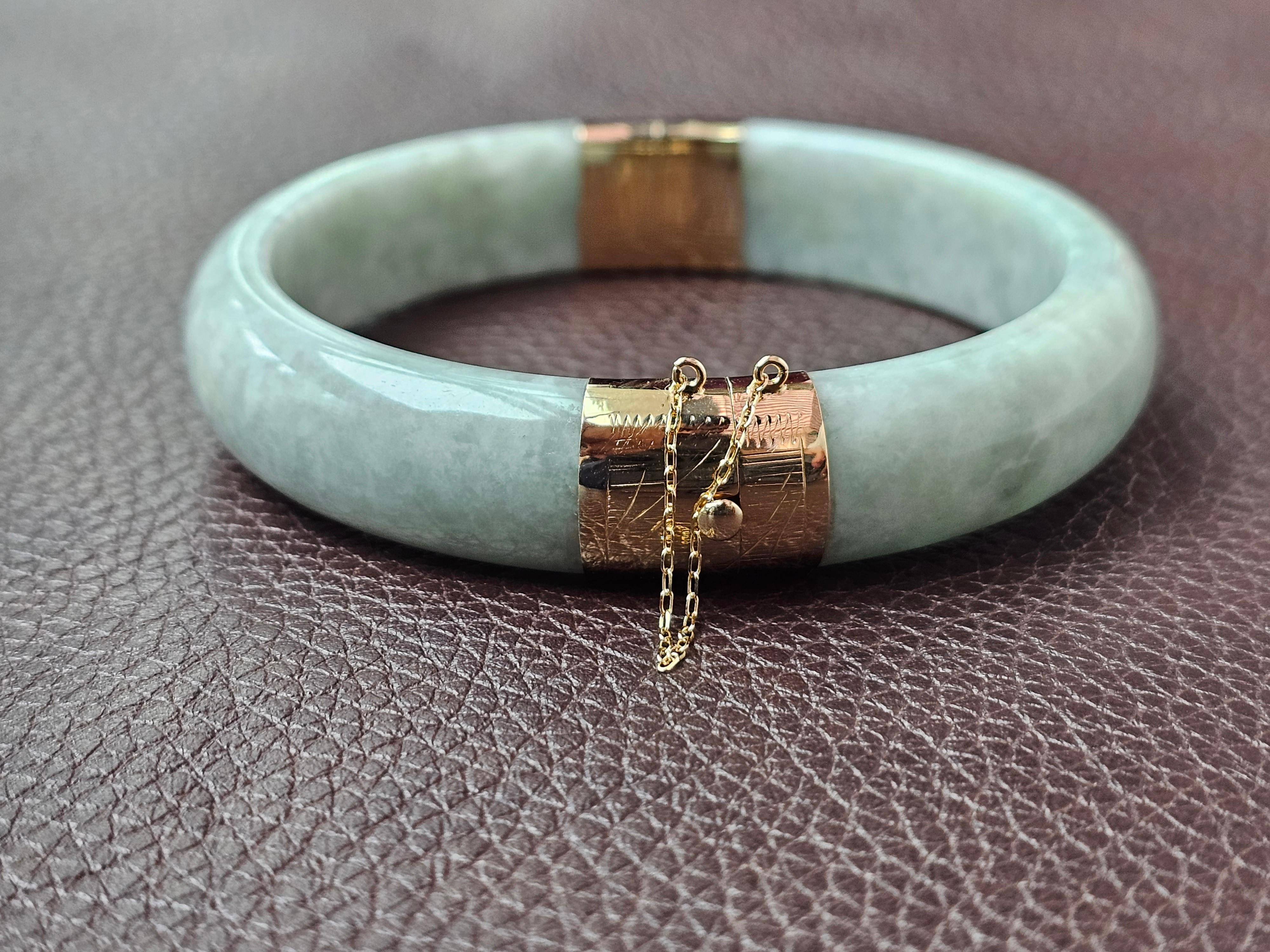 Viceroy's Circular Burmese A-Jade Bangle Bracelet (with 14K Gold) In New Condition For Sale In Kowloon, HK