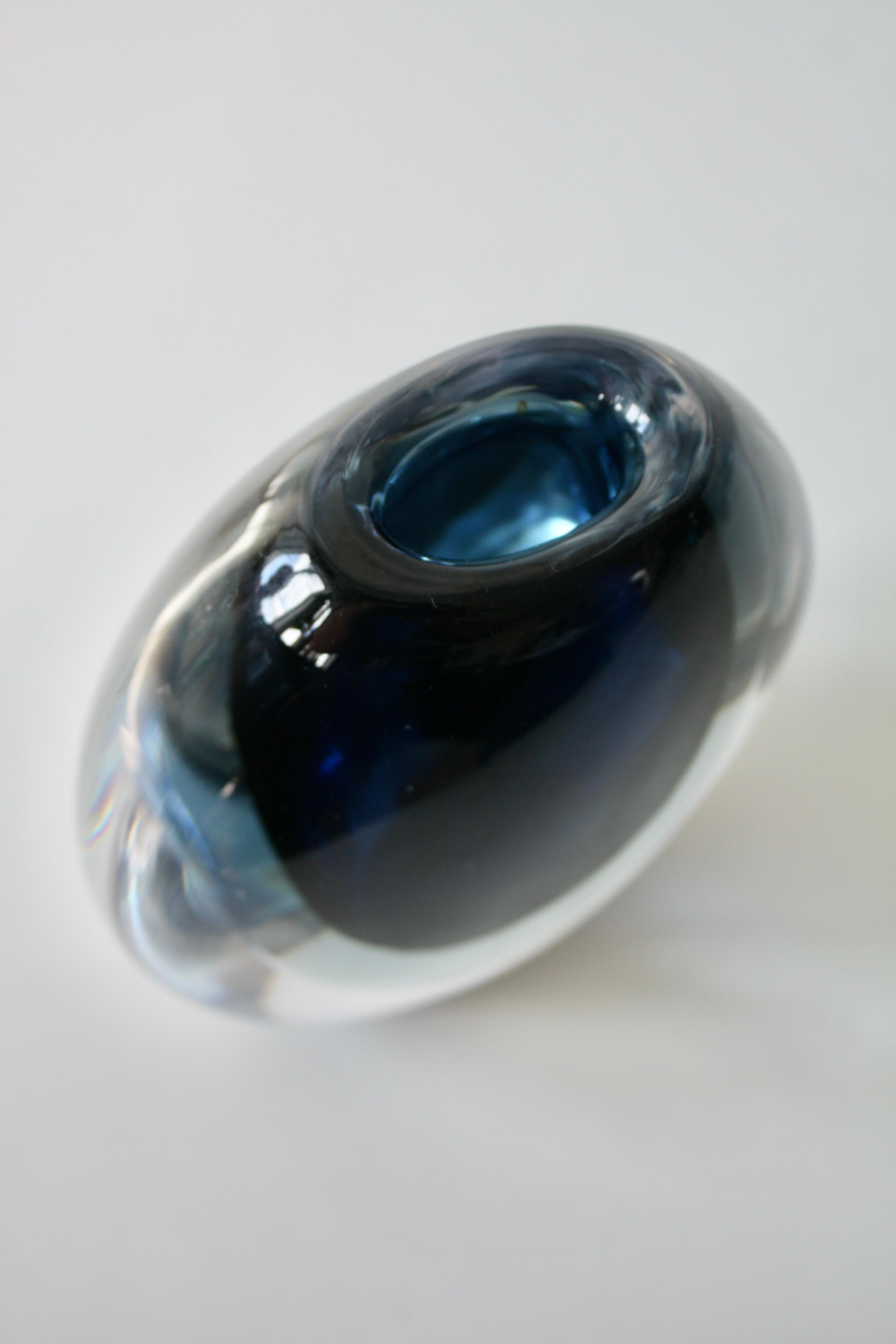 Viche Lindstrand per Kosta, Vaso in vetro Sommerso blu; firmato, Svezia, anni '50 in vendita 3