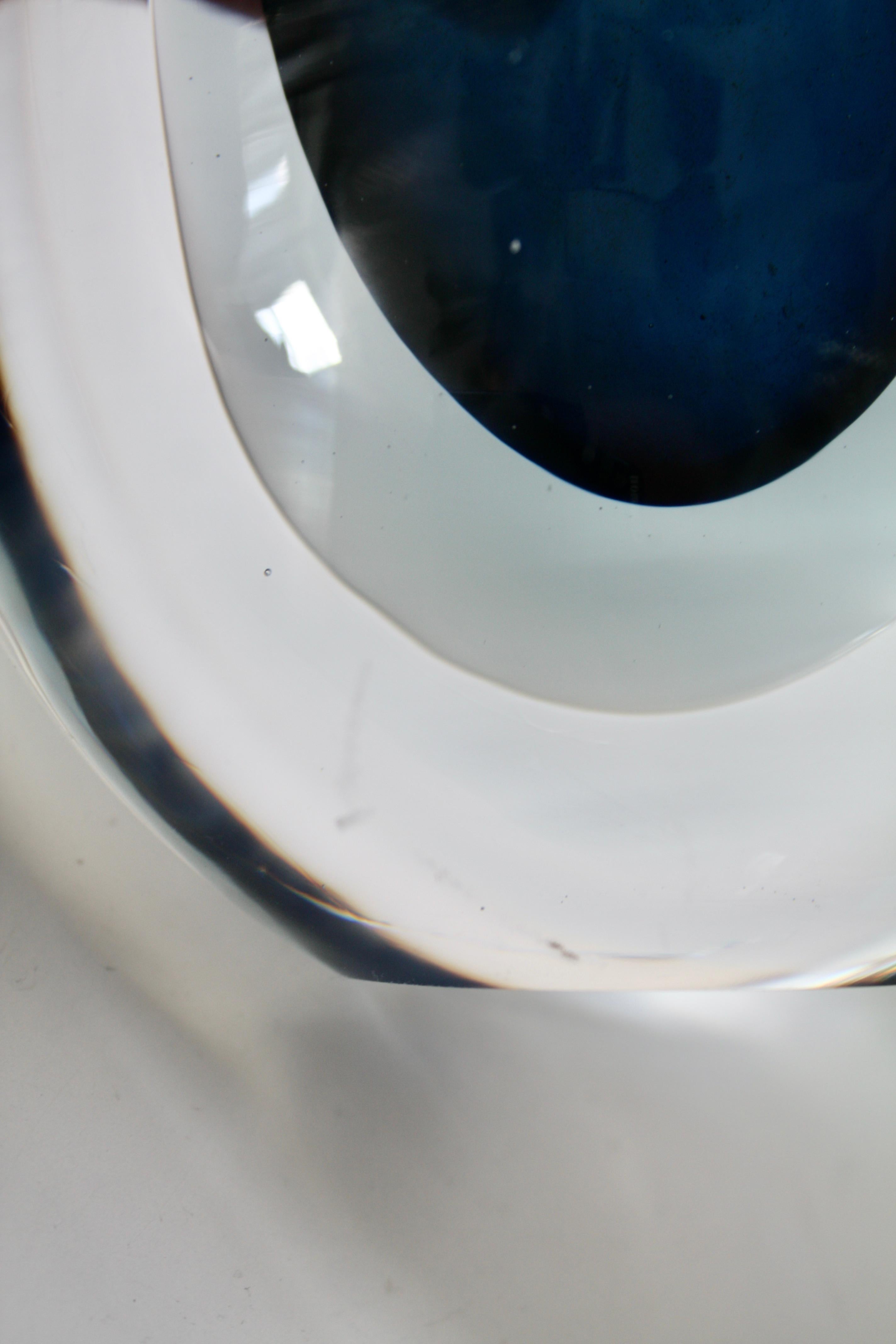 Viche Lindstrand per Kosta, Vaso in vetro Sommerso blu; firmato, Svezia, anni '50 in vendita 4