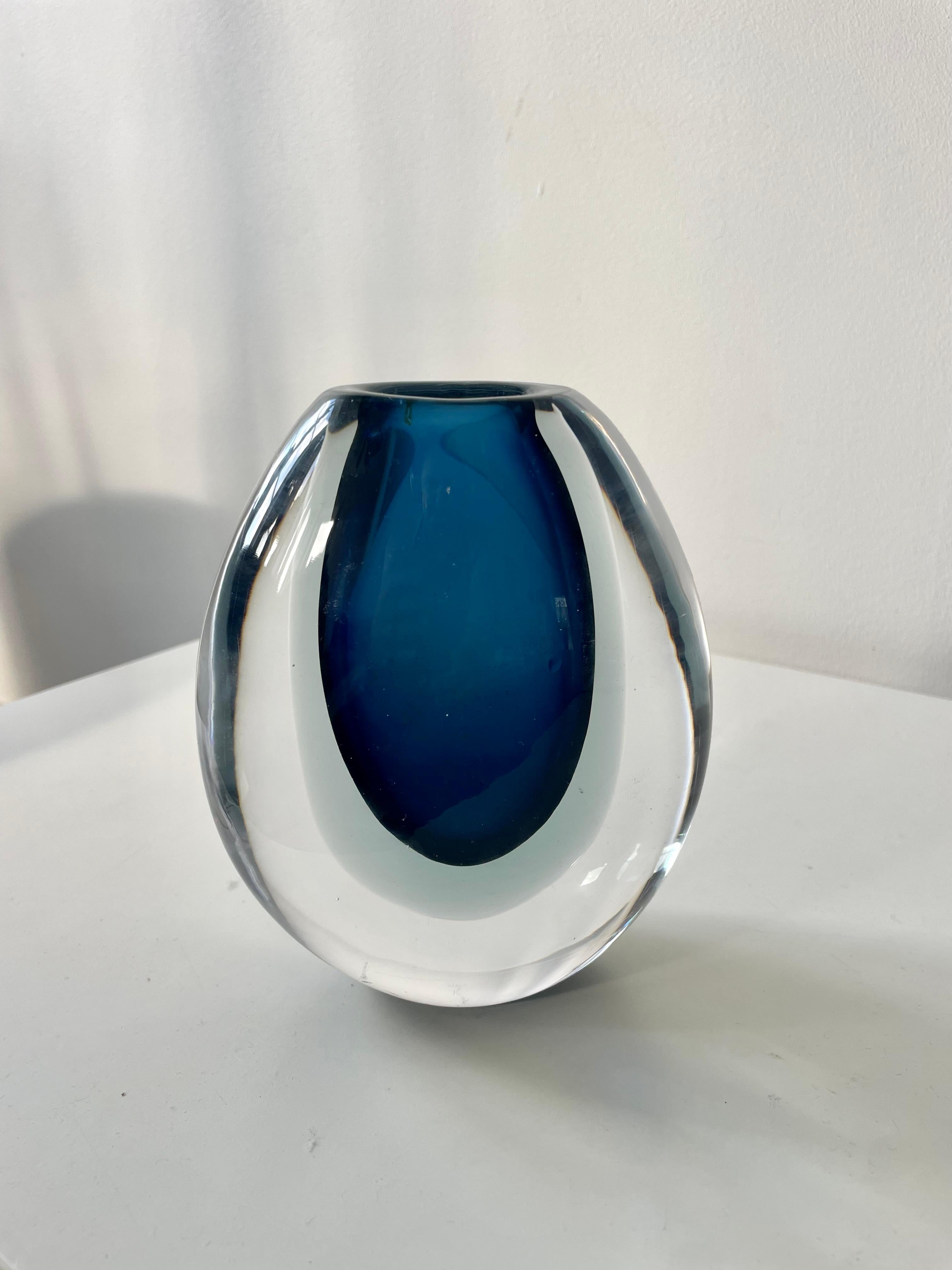 Vicke Lindstrand for Kosta, Blue Sommerso Glass Vase, Signed LH 1825, Sweden, 1950s

A striking mid-century Sommerso glass vase designed by Vicke Lindstrand for Kosta Glasbruk in Sweden, circa 1950s.

This hand-blown piece features deep blue encased