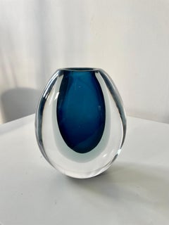 Viche Lindstrand für Kosta, Blaue Sommerso-Glasvase; signiert, Schweden, 1950er Jahre