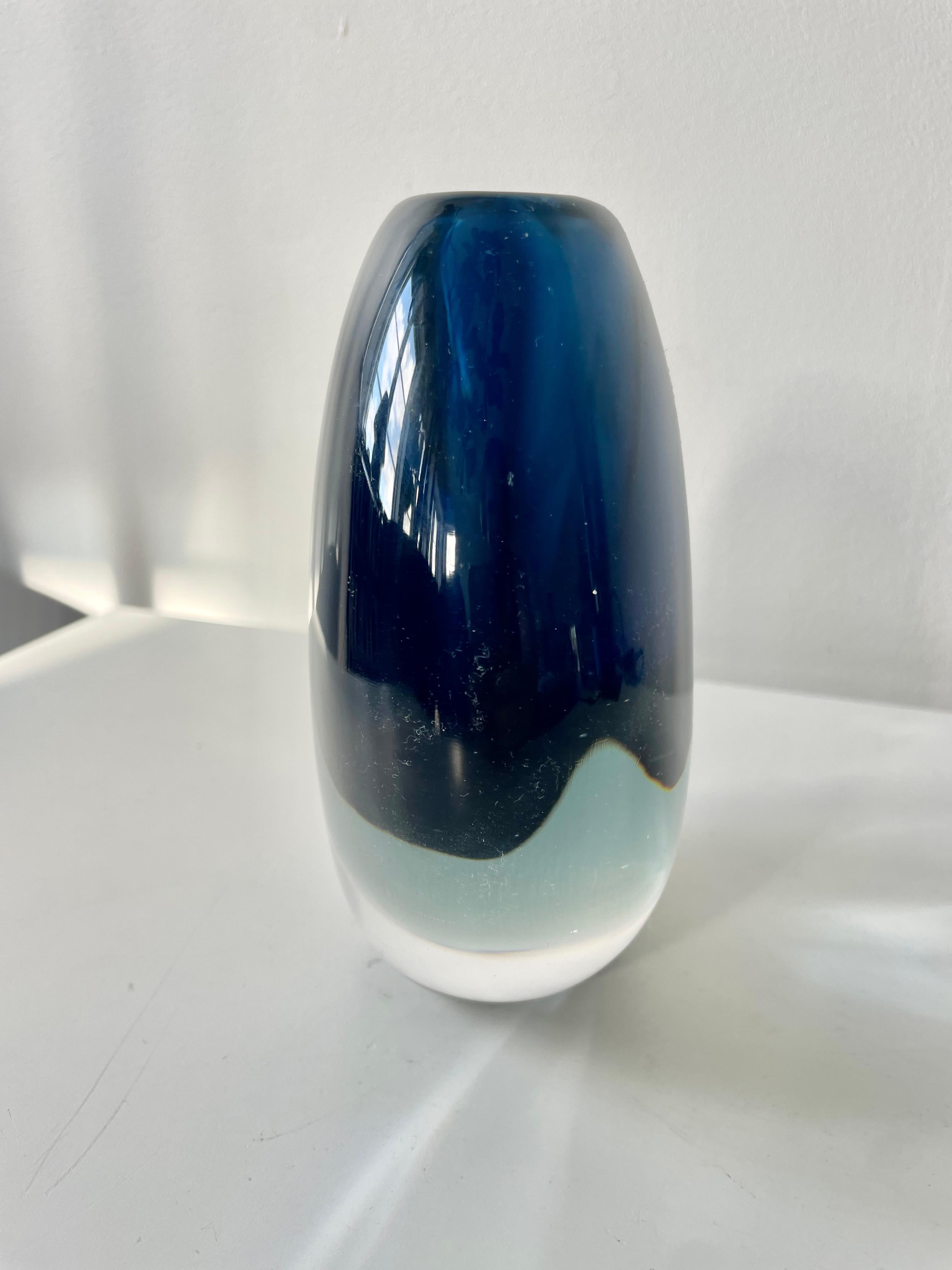 Mid-Century moderno Viche Lindstrand per Kosta, Vaso in vetro Sommerso blu; firmato, Svezia, anni '50 in vendita