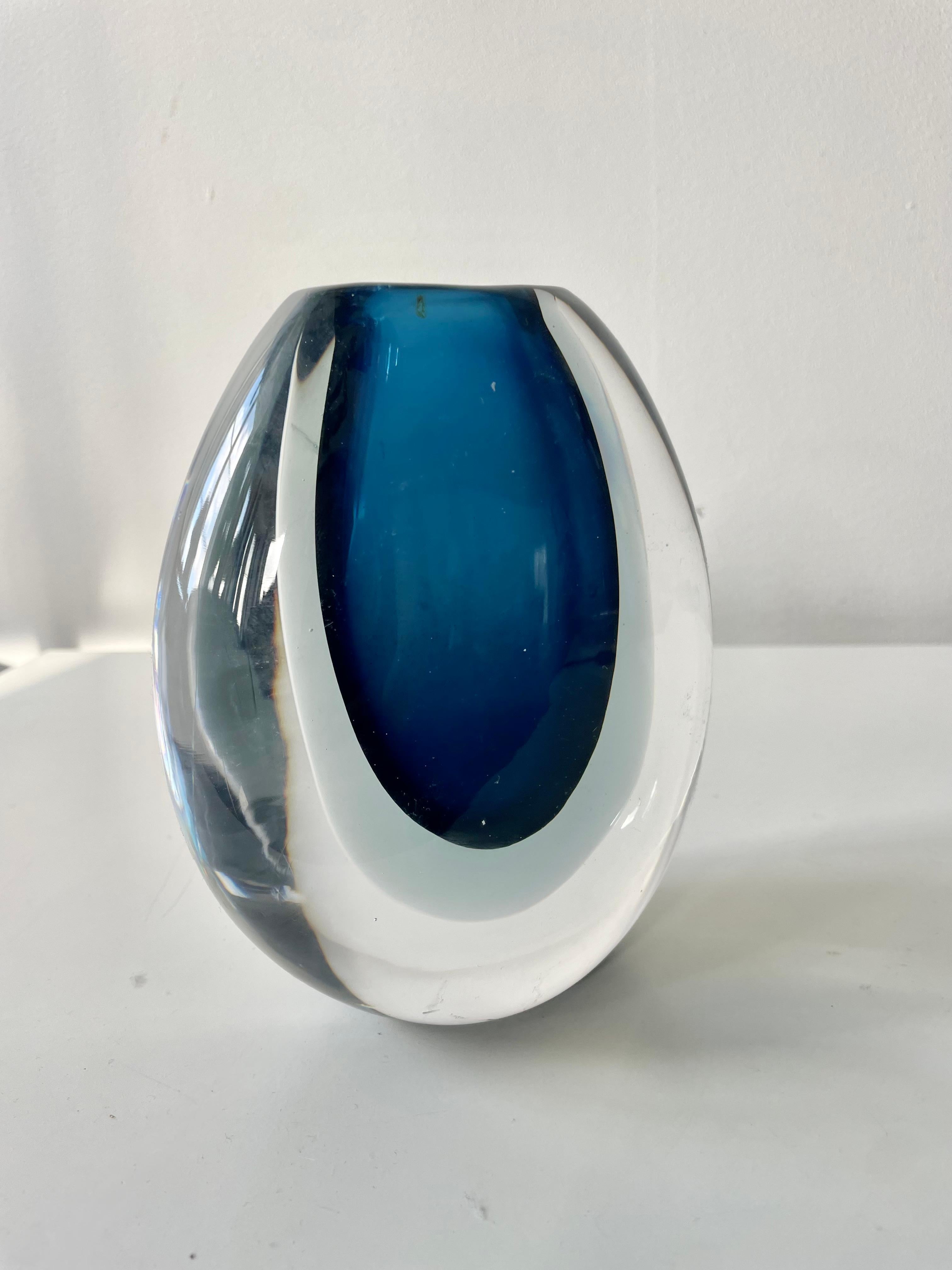 Viche Lindstrand per Kosta, Vaso in vetro Sommerso blu; firmato, Svezia, anni '50 In condizioni buone in vendita a Västra Frölunda, SE