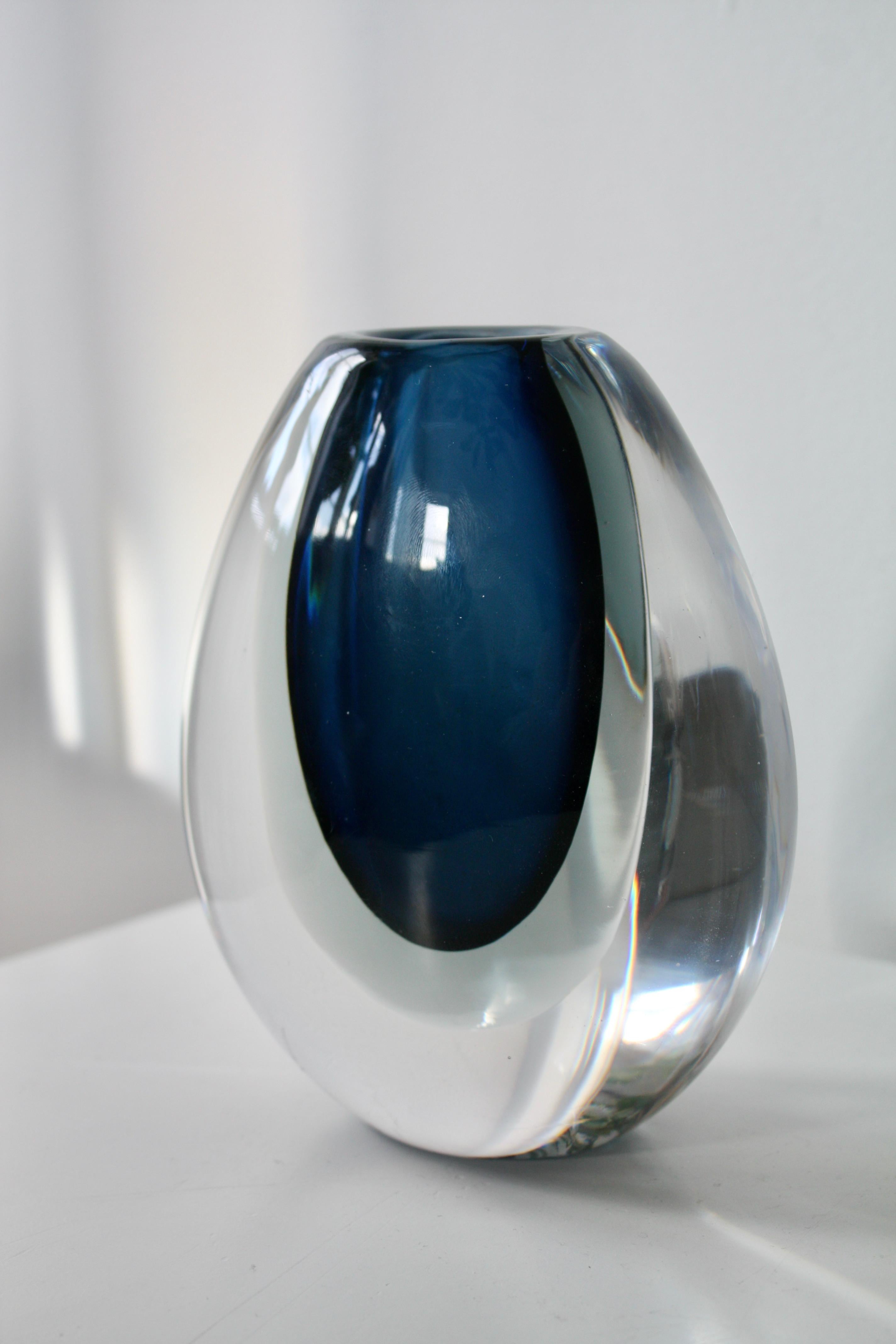 Metà XX secolo Viche Lindstrand per Kosta, Vaso in vetro Sommerso blu; firmato, Svezia, anni '50 in vendita