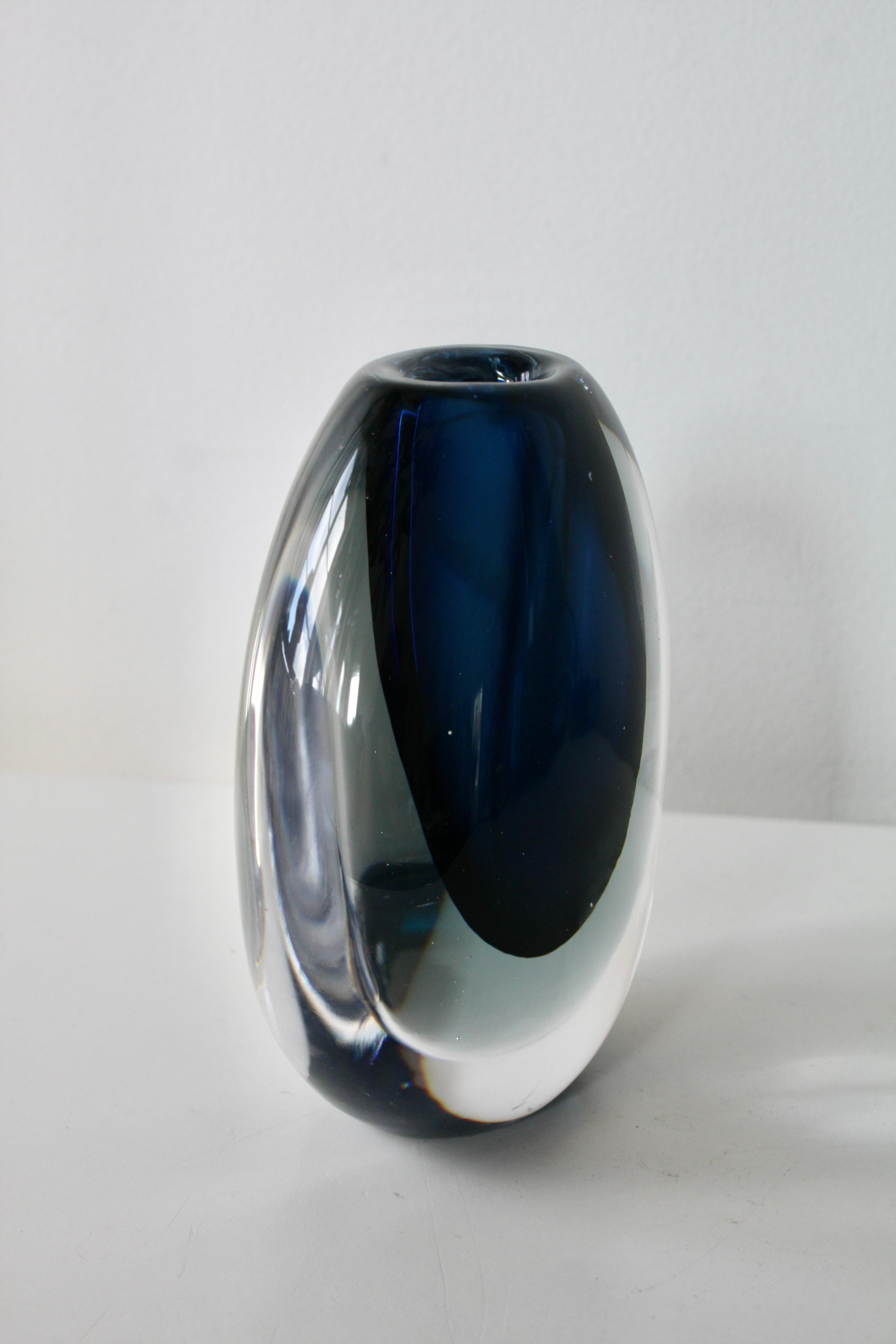 Vetro Viche Lindstrand per Kosta, Vaso in vetro Sommerso blu; firmato, Svezia, anni '50 in vendita