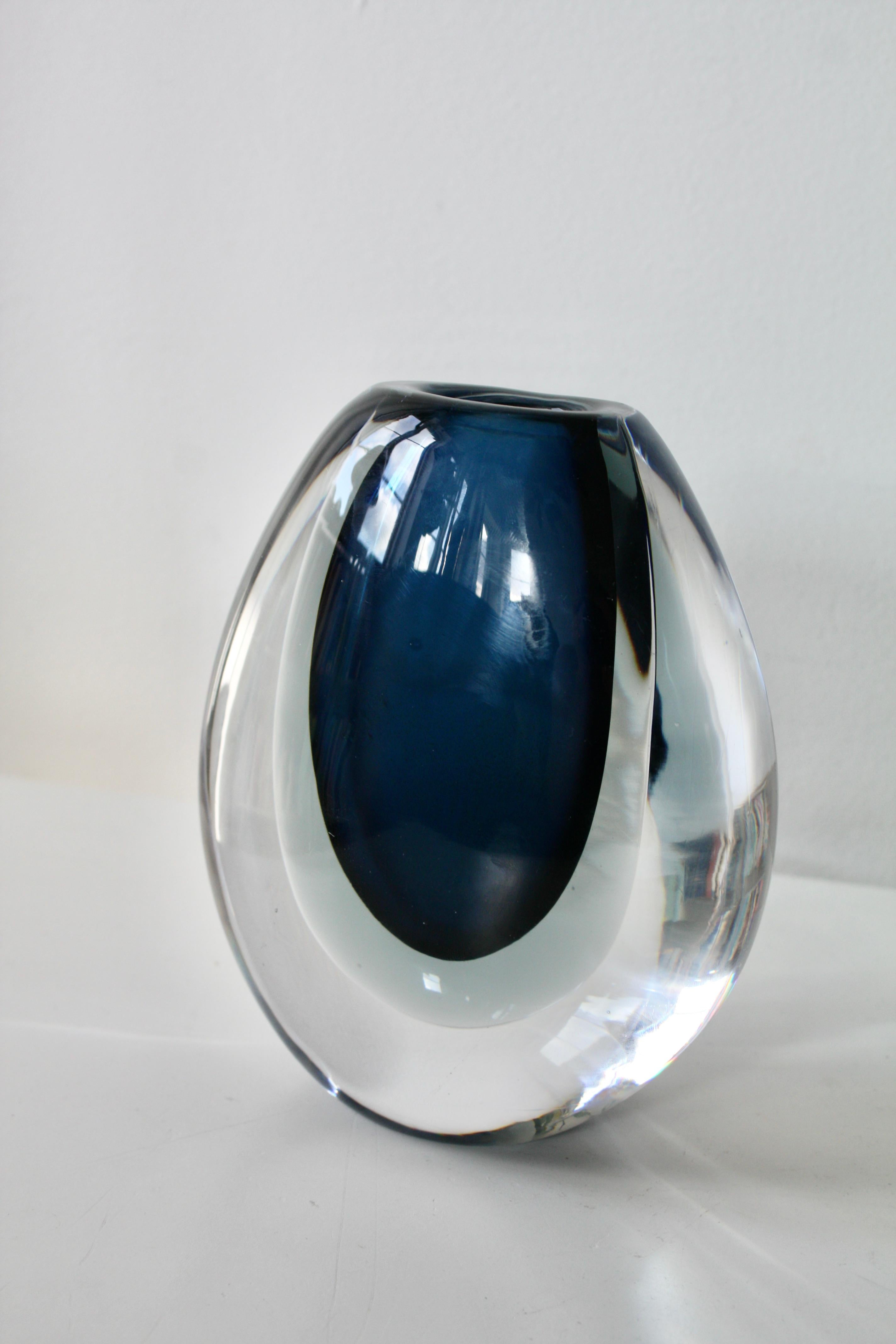 Viche Lindstrand per Kosta, Vaso in vetro Sommerso blu; firmato, Svezia, anni '50 in vendita 1