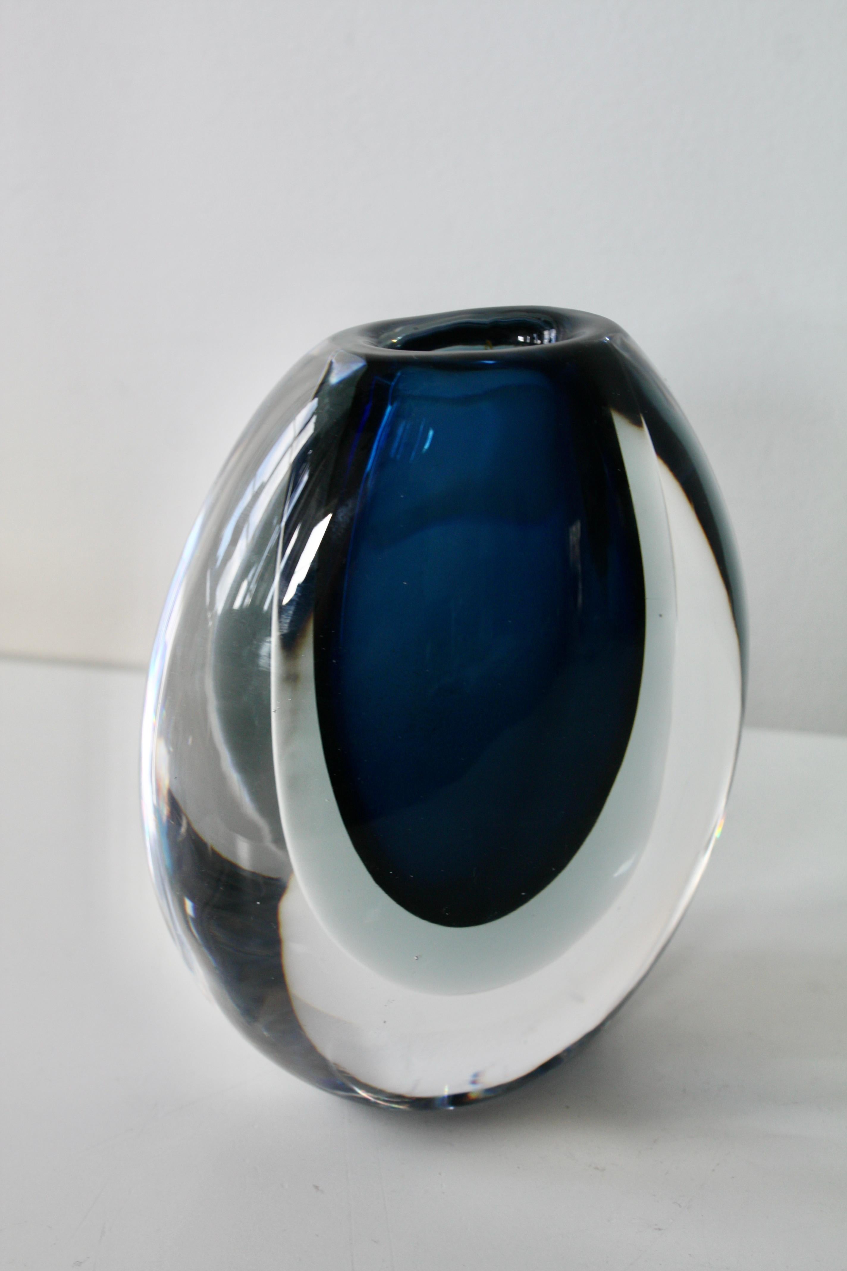 Viche Lindstrand per Kosta, Vaso in vetro Sommerso blu; firmato, Svezia, anni '50 in vendita 2
