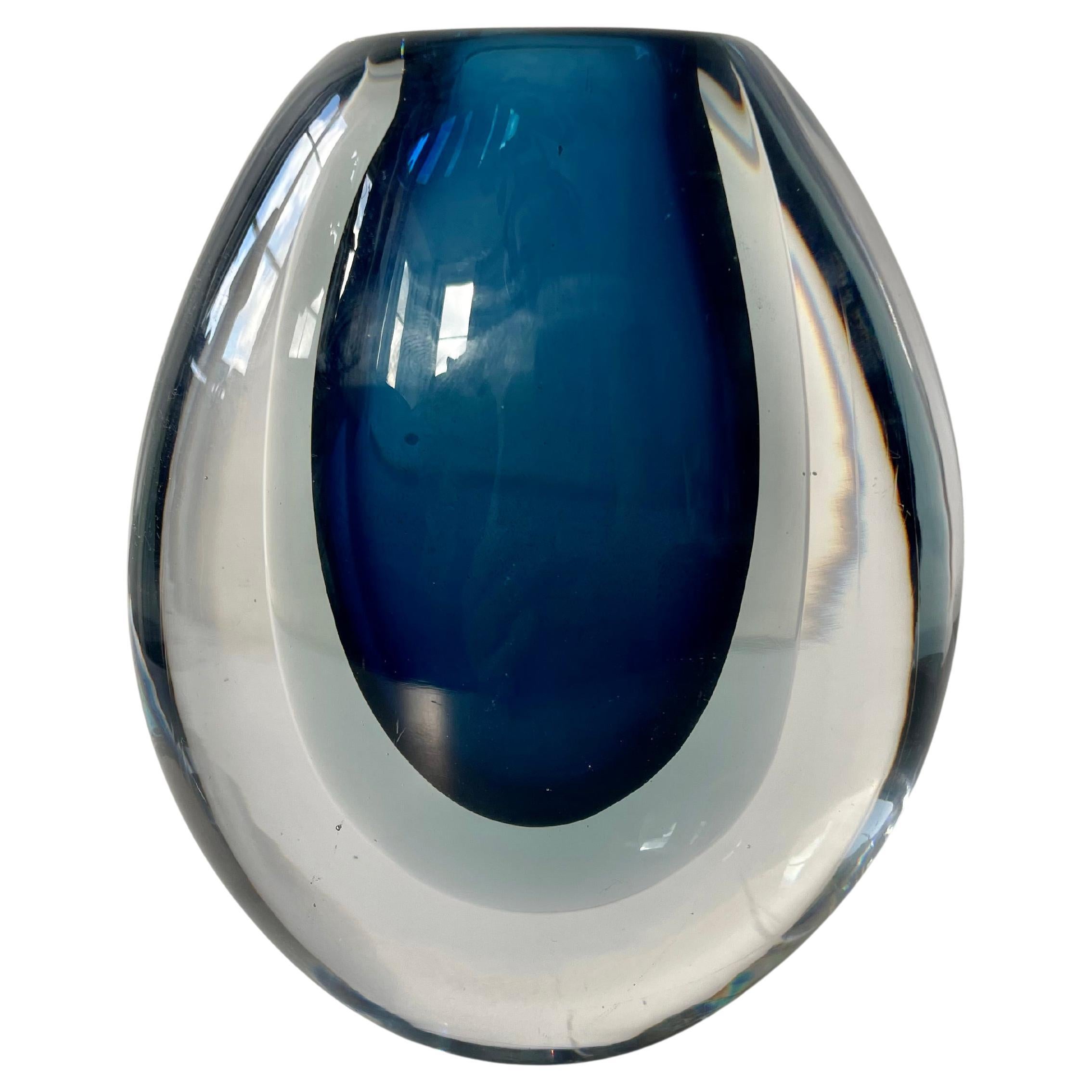 Viche Lindstrand per Kosta, Vaso in vetro Sommerso blu; firmato, Svezia, anni '50