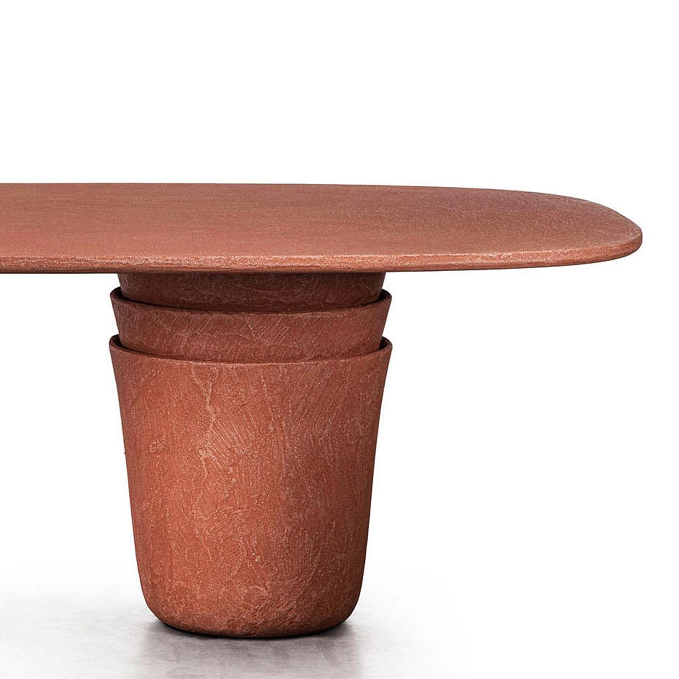 Table vick coral large outdoor with wooden top in 
coral finish and with 2 bases in resin polymer in coral finish.
Also available in cement finish, on request.