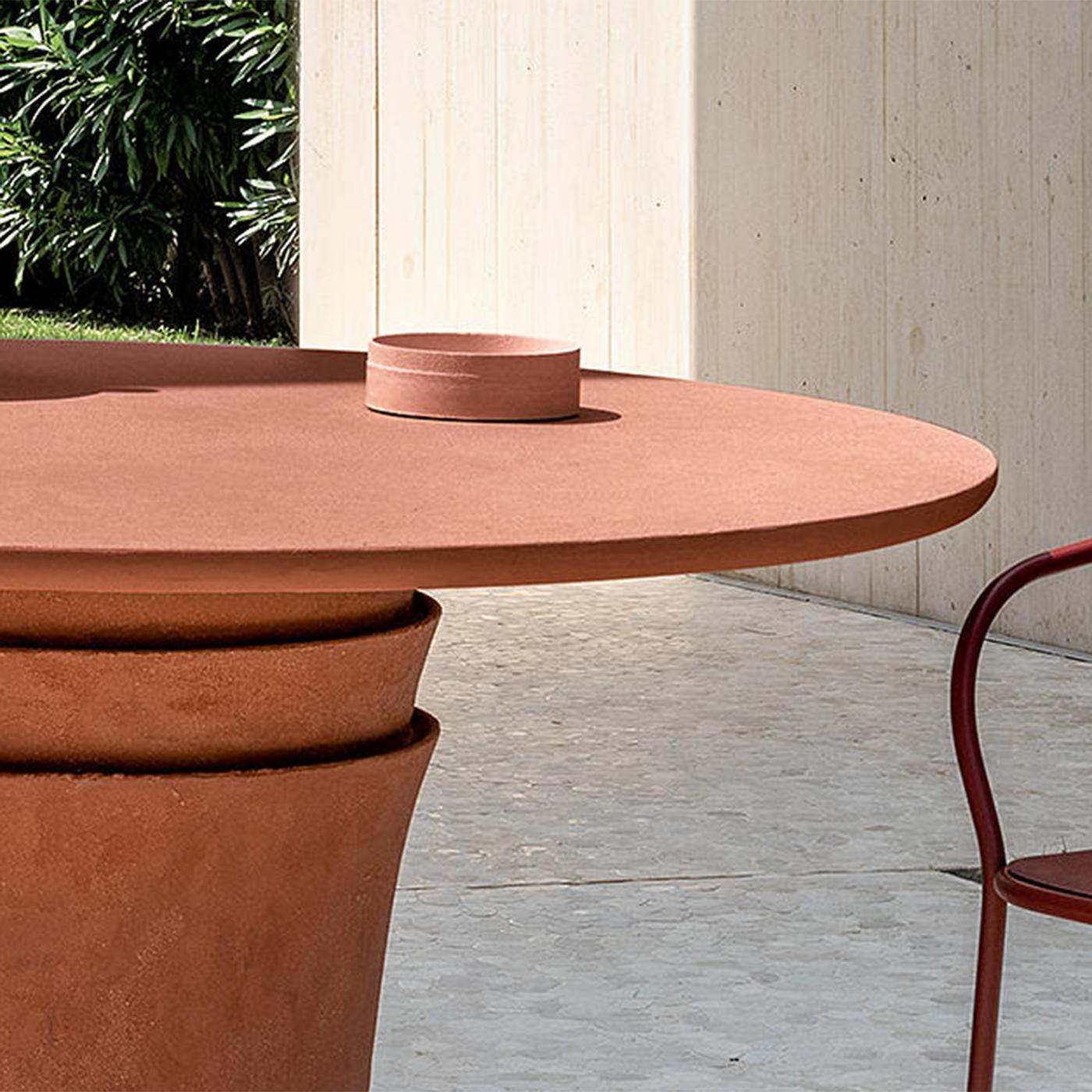 Vick Coral Round Outdoor Table In New Condition For Sale In Paris, FR