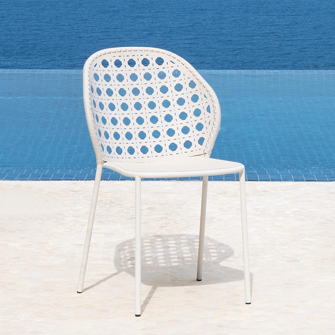Chair Vick Outdoor with frame structure in stainless steel
in white finish, chair with seat and backrest made in outdoor 
wood in white finish. Stackable chairs.
Also available on request in coral finish.