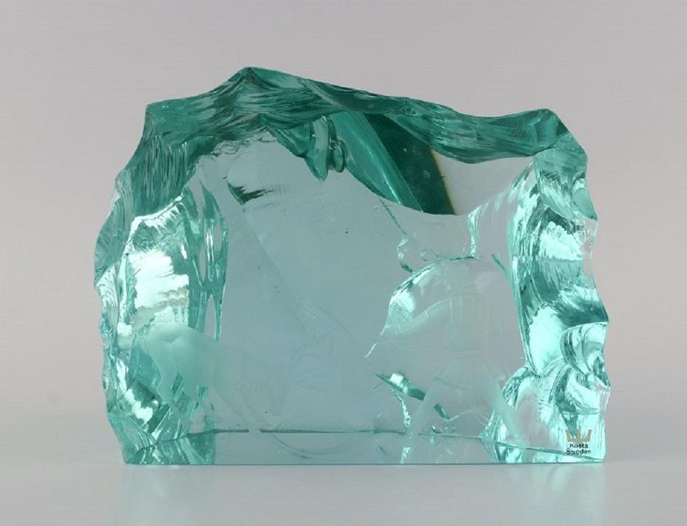 Vicke Lindstrand (1904-1983) für Kosta Boda. 
Einzigartiger Glasblock aus blau-grünem mundgeblasenem Kunstglas. 
Dekoriert mit samischen Jagdrentieren. 1960s.
Maße: 19,5 x 15,5 cm.
Tiefe: 9 cm.
In ausgezeichnetem Zustand.
Unterschrieben.