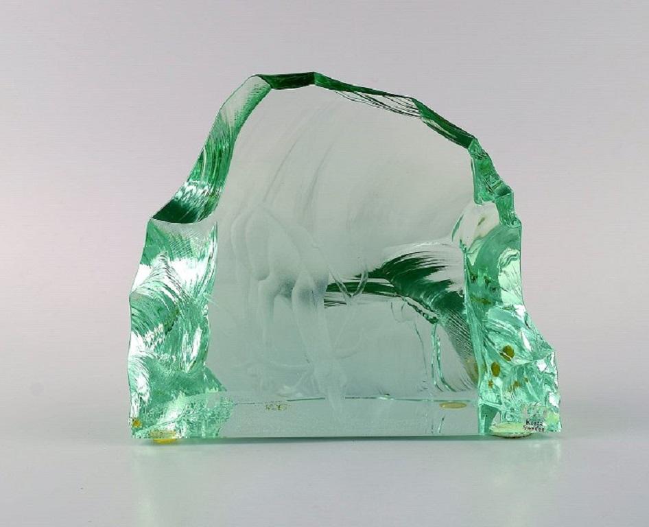 Vicke Lindstrand (1904-1983) for Kosta Boda. 
Unique glass block in blue-green mouth-blown art glass decorated with reindeer. 1960s.
Measures: 18 x 16 cm.
Depth: 6.5 cm.
In excellent condition.
Signed.
