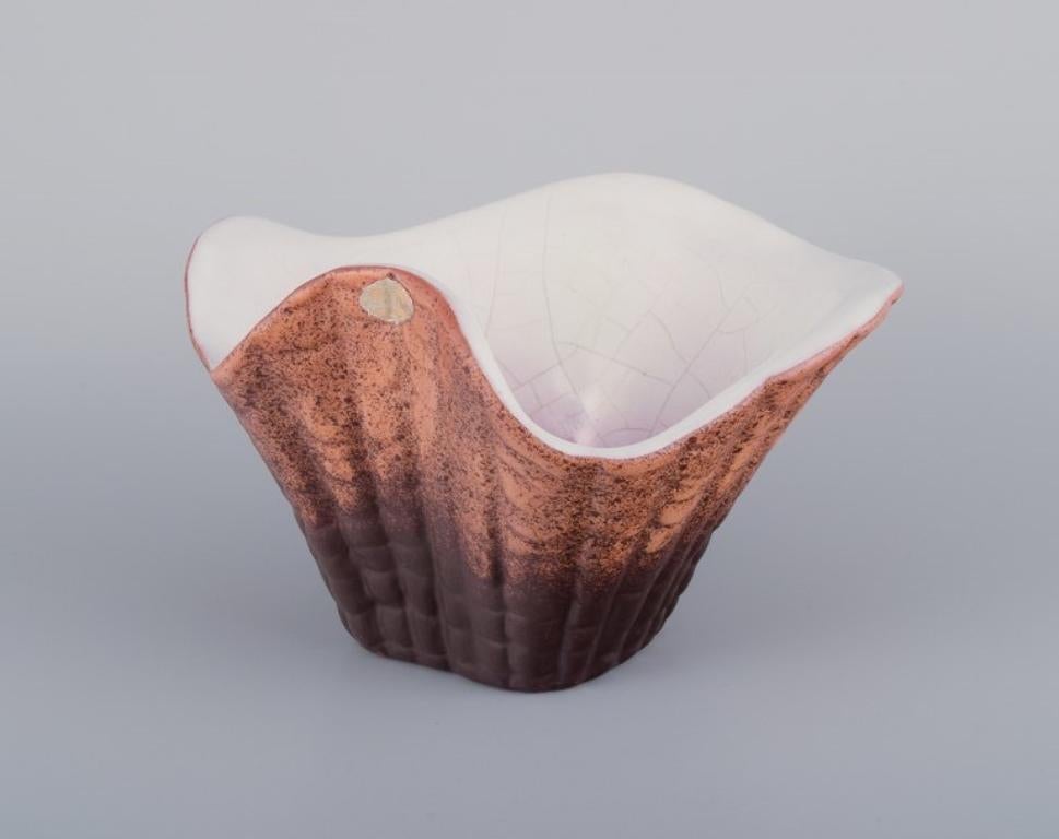Scandinavian Modern Vicke Lindstrand (1904-1983) for Upsala Ekeby. Shell-shaped ceramic bowl. For Sale