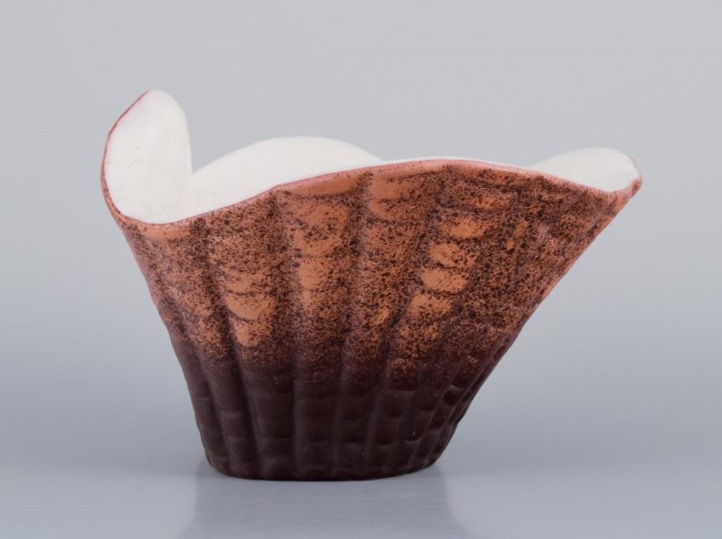 Vernissé Vicke Lindstrand (1904-1983) pour Upsala Ekeby. Bol en céramique en forme de coquillage. en vente