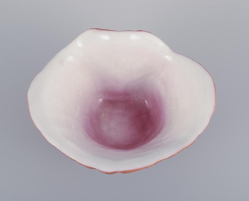 20ième siècle Vicke Lindstrand (1904-1983) pour Upsala Ekeby. Bol en céramique en forme de coquillage. en vente