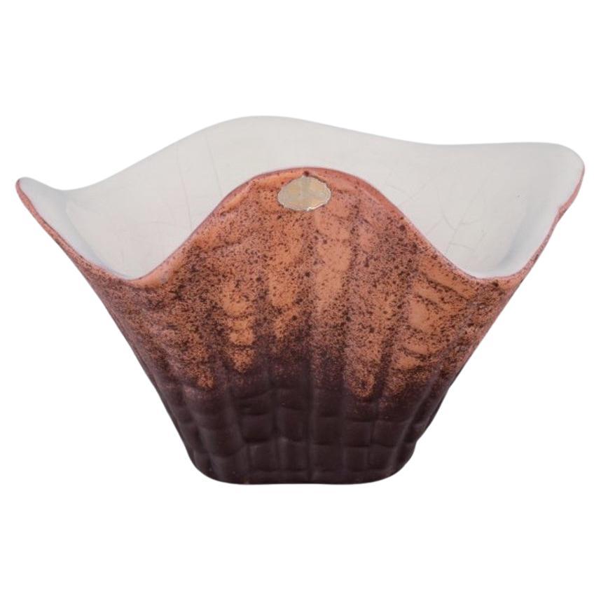 Vicke Lindstrand (1904-1983) for Upsala Ekeby. Shell-shaped ceramic bowl. For Sale