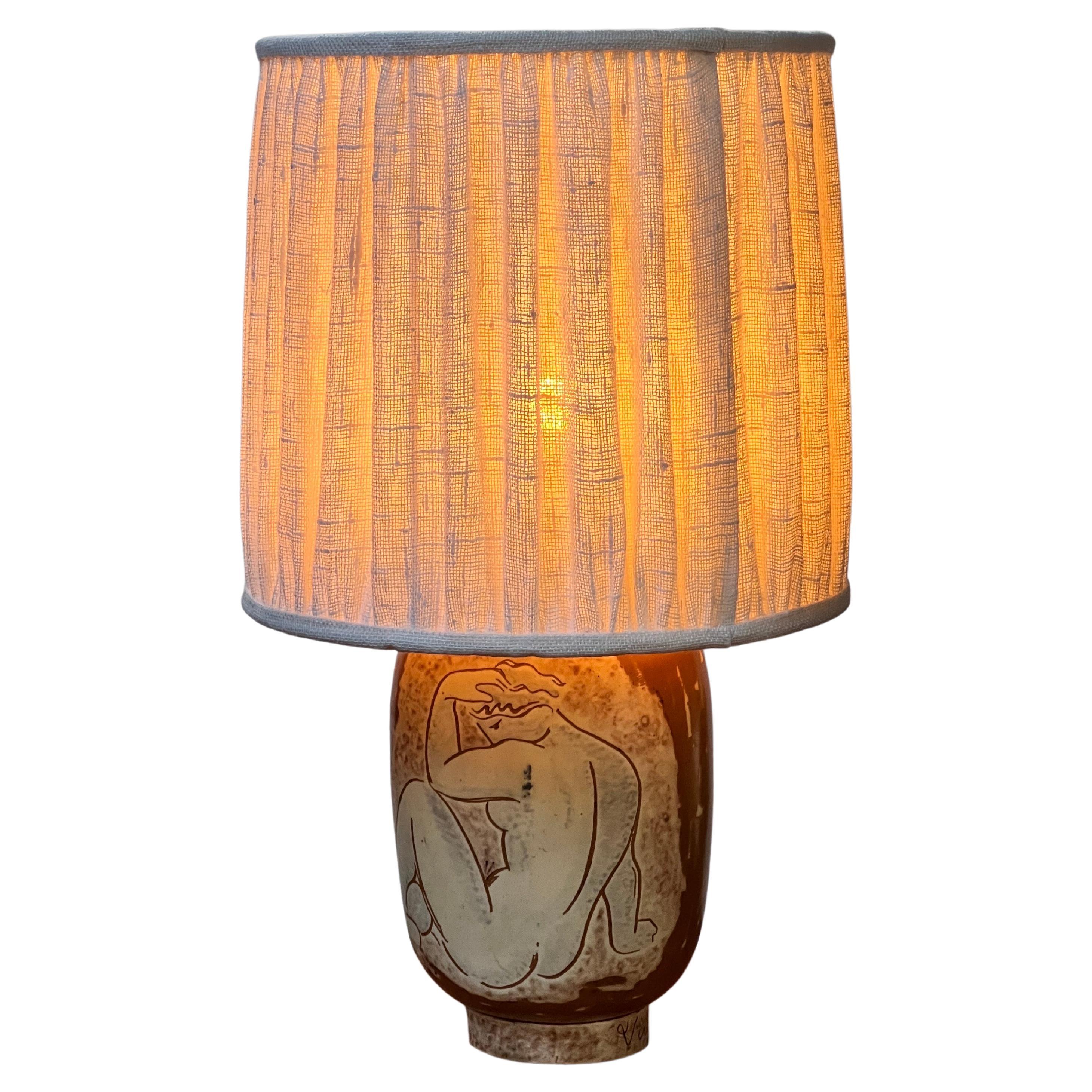 Il s'agit d'une véritable lampe en finition nacrée réalisée par le maître céramiste suédois Gunnar Nylund. Fabriqué en 1936. Il s'agit d'une véritable lampe et non comme la plupart d'entre elles d'un vase transformé en lampe. Il y a un nouvel