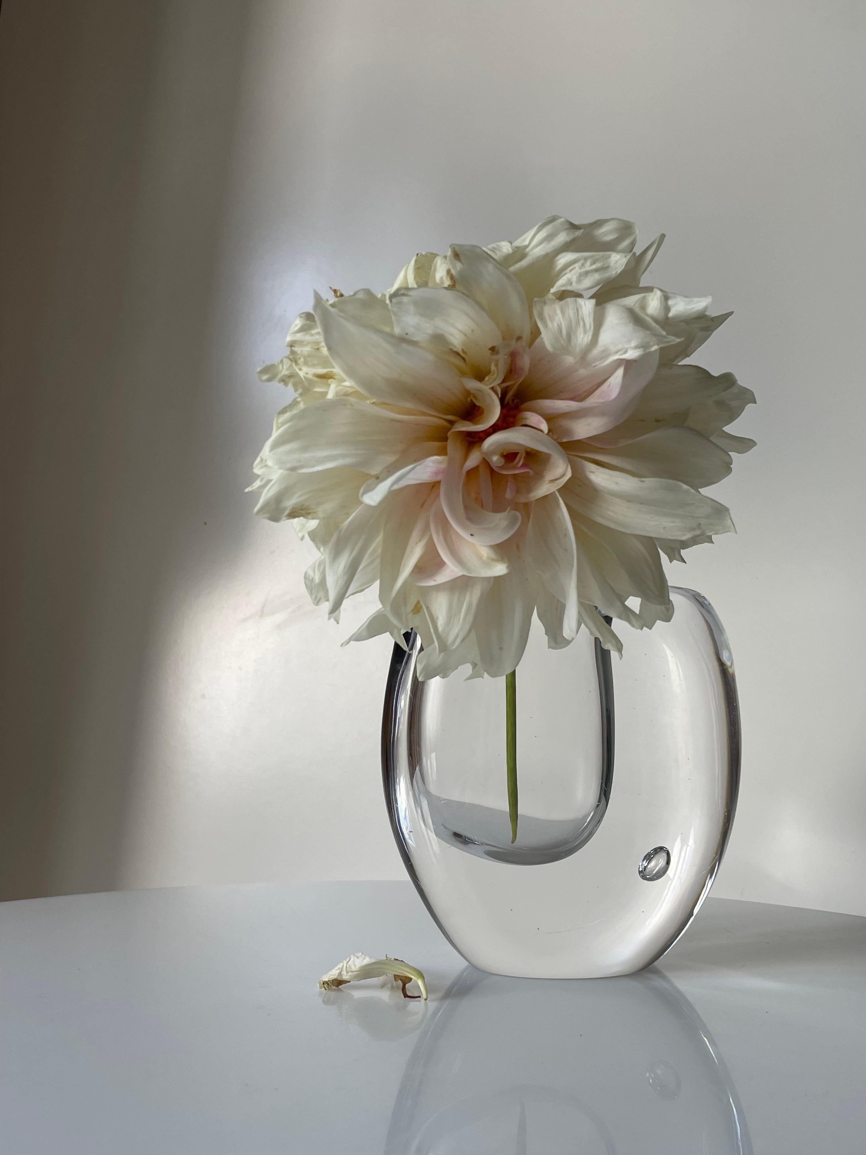 Vase aus mundgeblasenem Klarglas, organisch und modern, von Vicke Lindstrand. Weiche asymmetrische Form mit einer großen runden Zierblase auf einer Seite. Atemberaubendes schwedisches modernes Stück in schönem Vintage-Zustand.
Schweden, 1950er