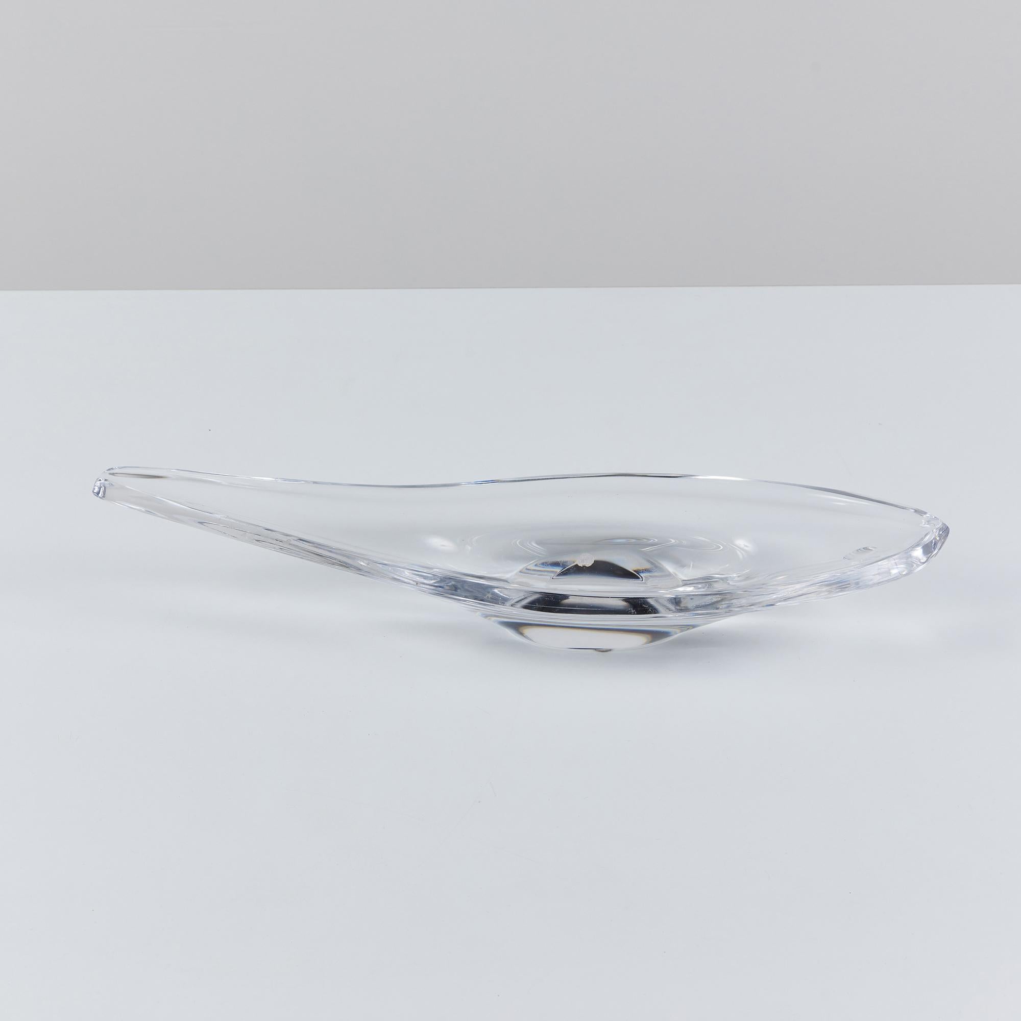 Glass bowl by Vicke Lindstrand for Kosta Boda, Sweden. The dish features a sleek body that tapers at the edges. The dish, which resembles a fish has a round circular 