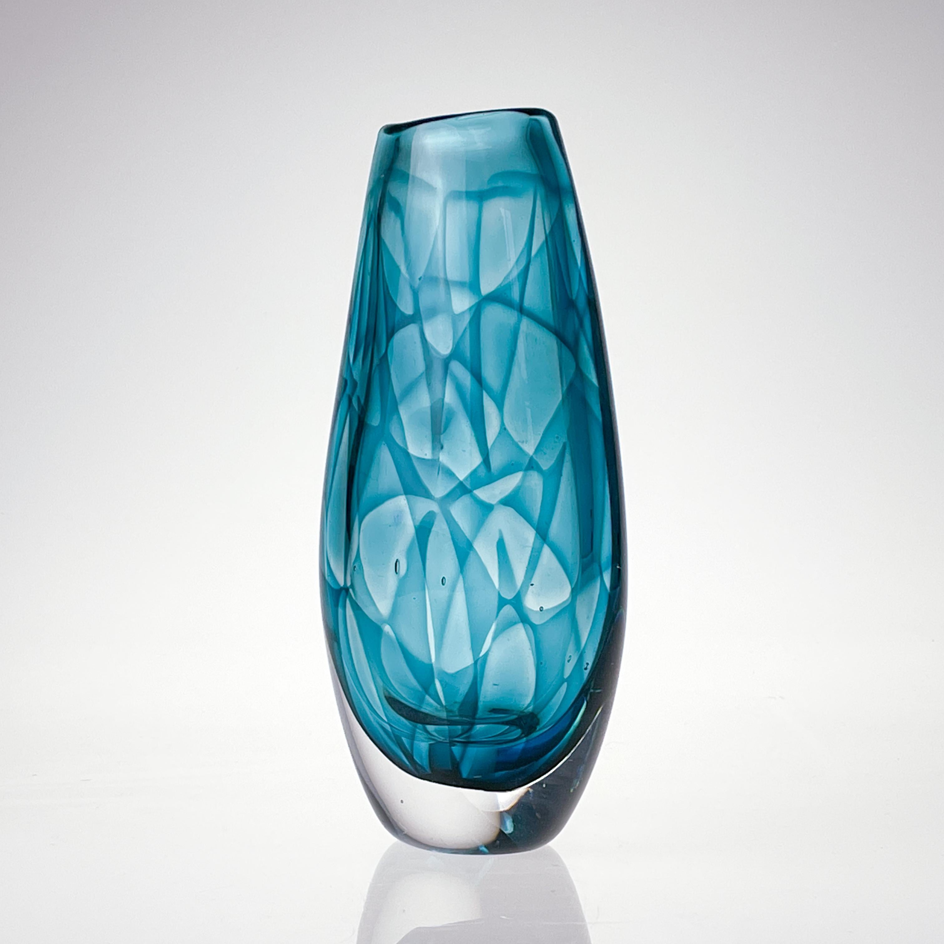 Milieu du XXe siècle Vicke Lindstrand vase d'art moderne scandinave en verre couleur turquoise, années 1960 en vente