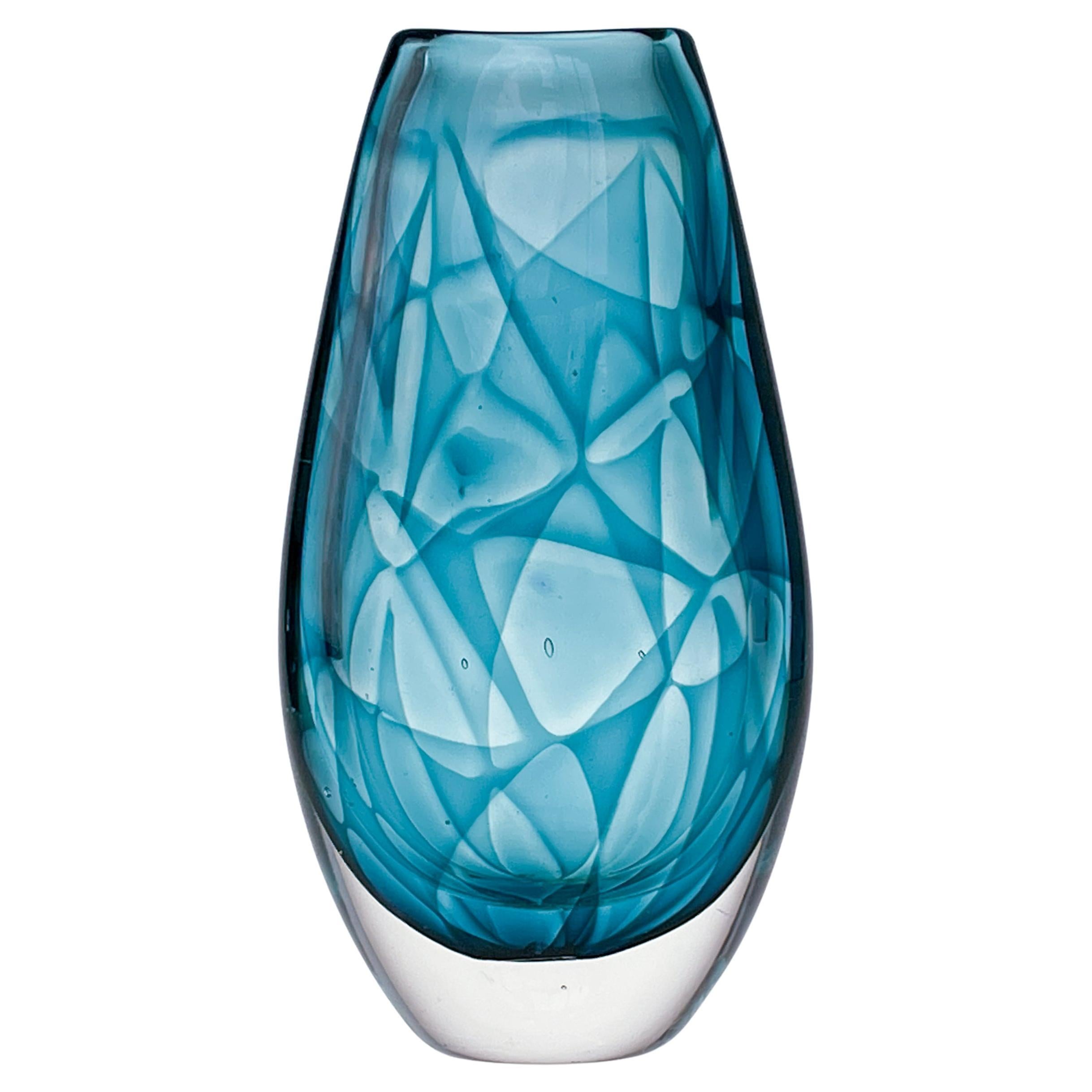 Skandinavische moderne Vicke Lindstrand-Glasvase, Farbe Kosta, Türkis, 1960er Jahre

Frei geblasenes Kristallkunstobjekt / Vase 