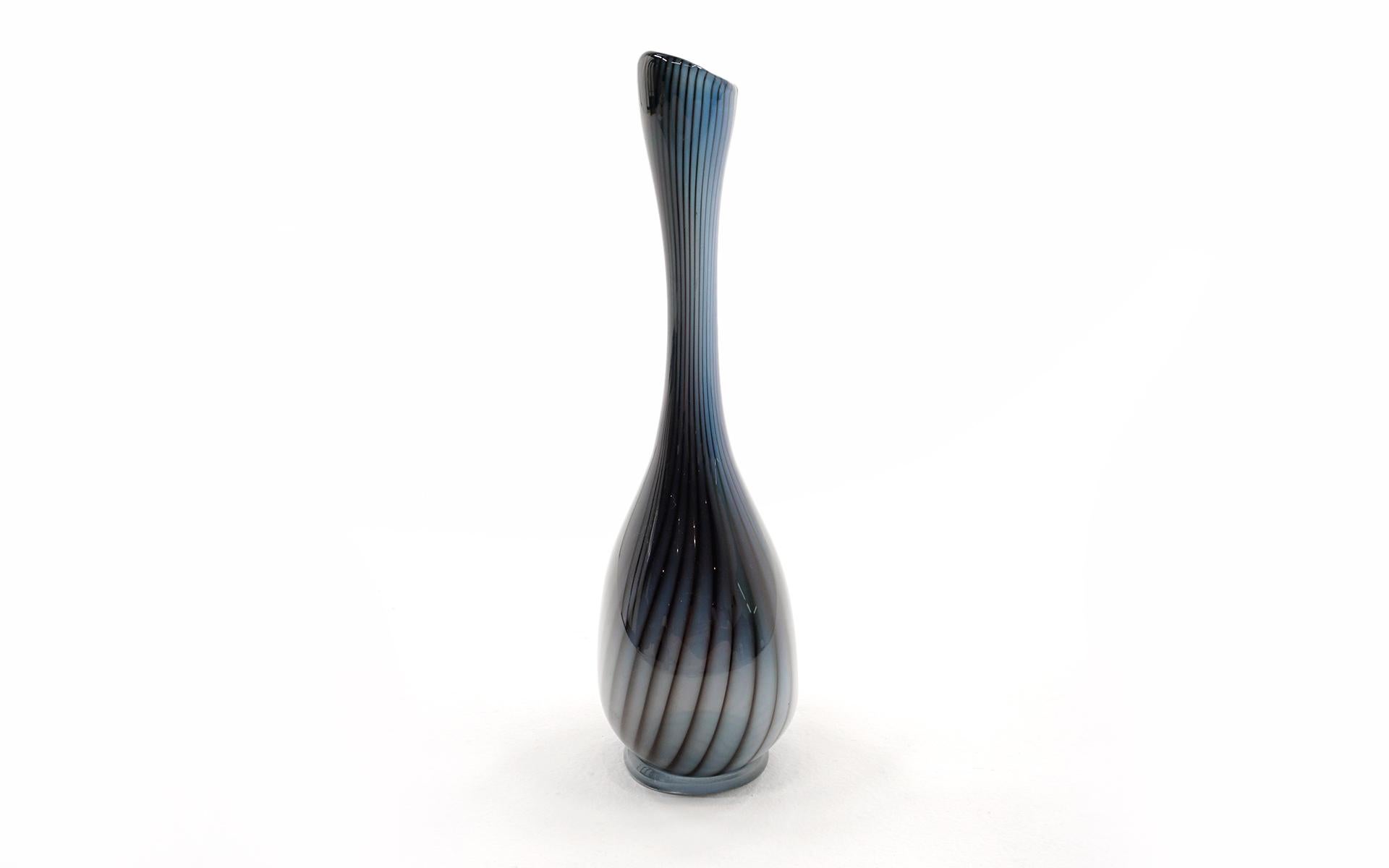 Mid-Century Modern Série « Corala » de Vicke Lindstrand pour le vase en verre bleu à bourgeons. Suède, années 1950 en vente