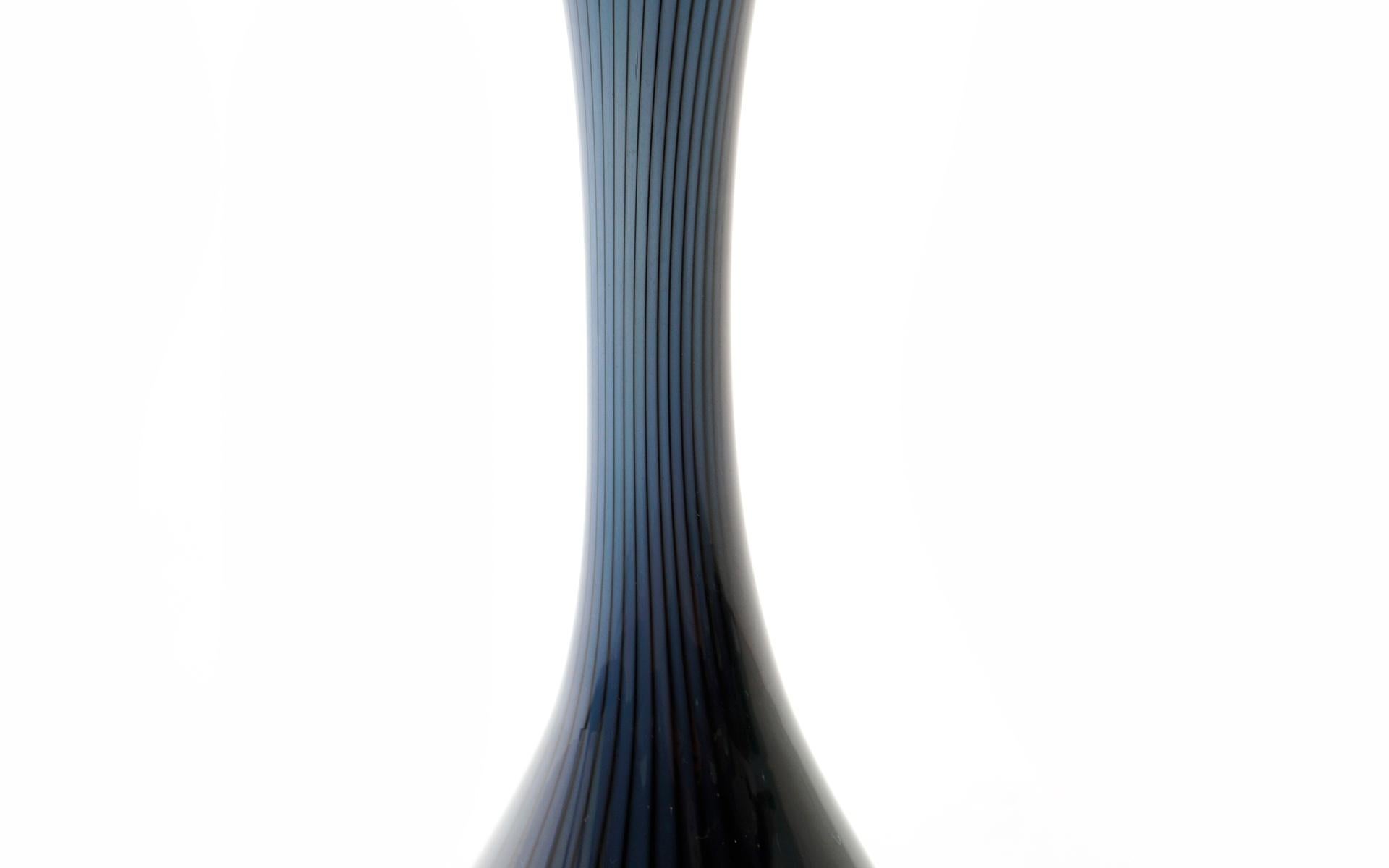 XIXe siècle Série « Corala » de Vicke Lindstrand pour le vase en verre bleu à bourgeons. Suède, années 1950 en vente