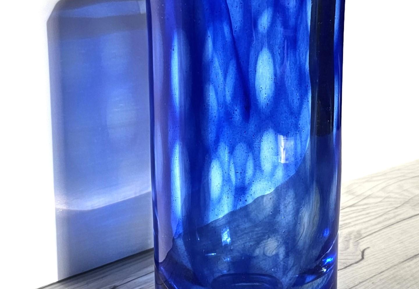 Svedese Vicke Lindstrand serie 'Colora' per Kosta, Vaso modernista in Lapis e Blu Cobalto in vendita