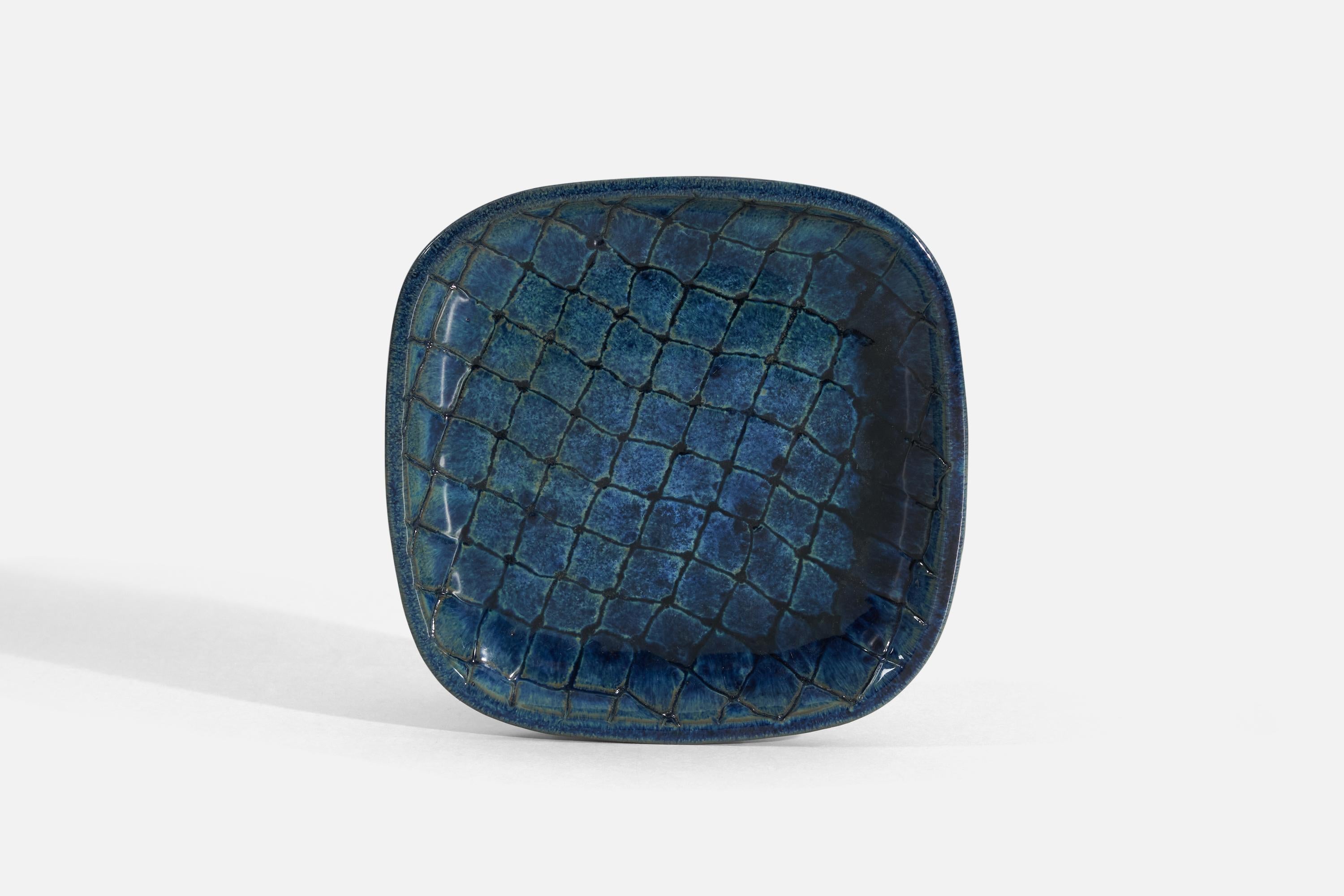Vicke Lindstrand, Dish, Blue-Glazed Earthenware, Upsala-Ekeby, Sweden, 1940s In Good Condition For Sale In High Point, NC
