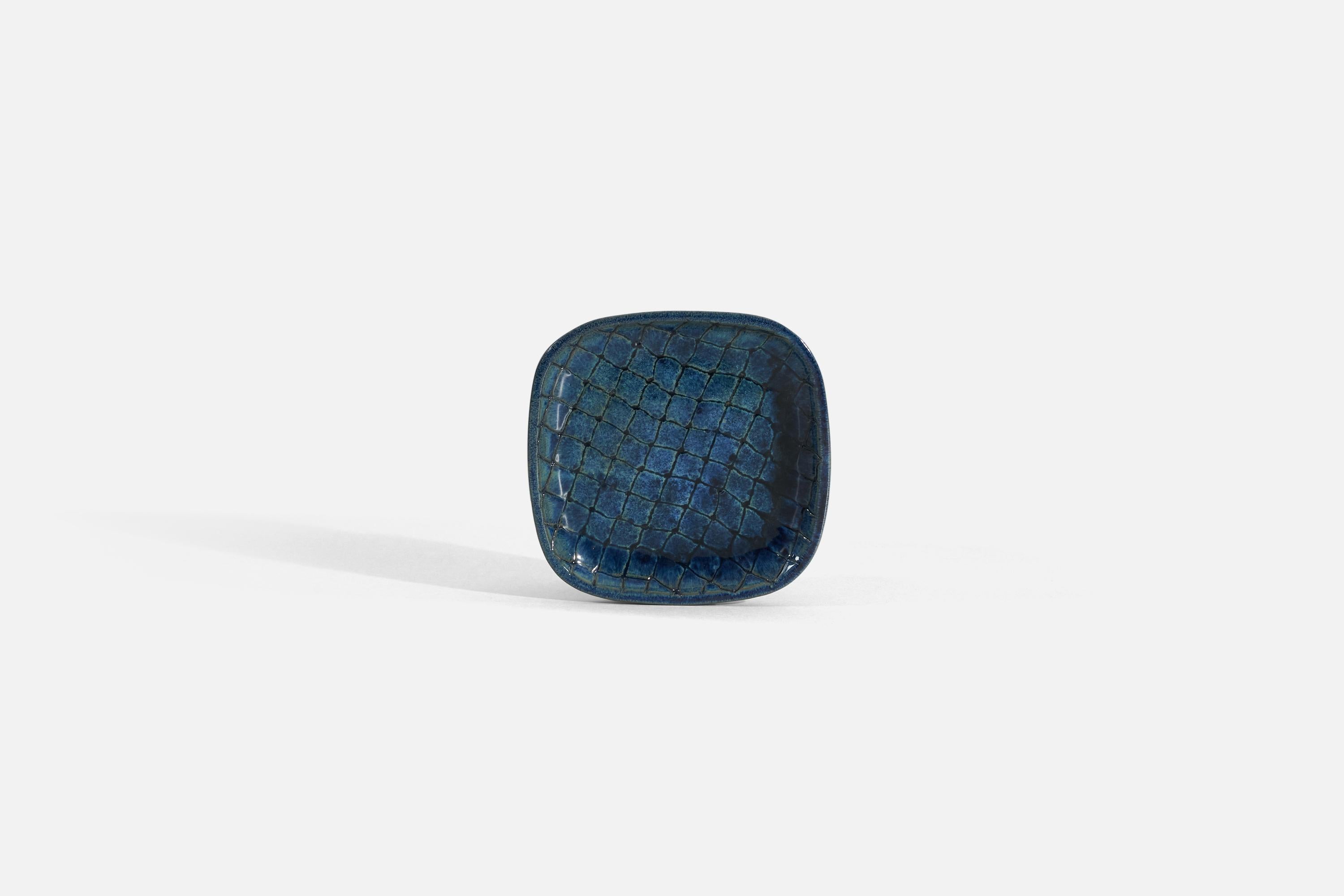 Metà XX secolo Vicke Lindstrand, Piatto, terracotta smaltata blu, Upsala Ekeby, Svezia, anni '40 in vendita