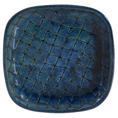Vicke Lindstrand, Plato, loza vidriada azul, Upsala Ekeby, Suecia, década de 1940