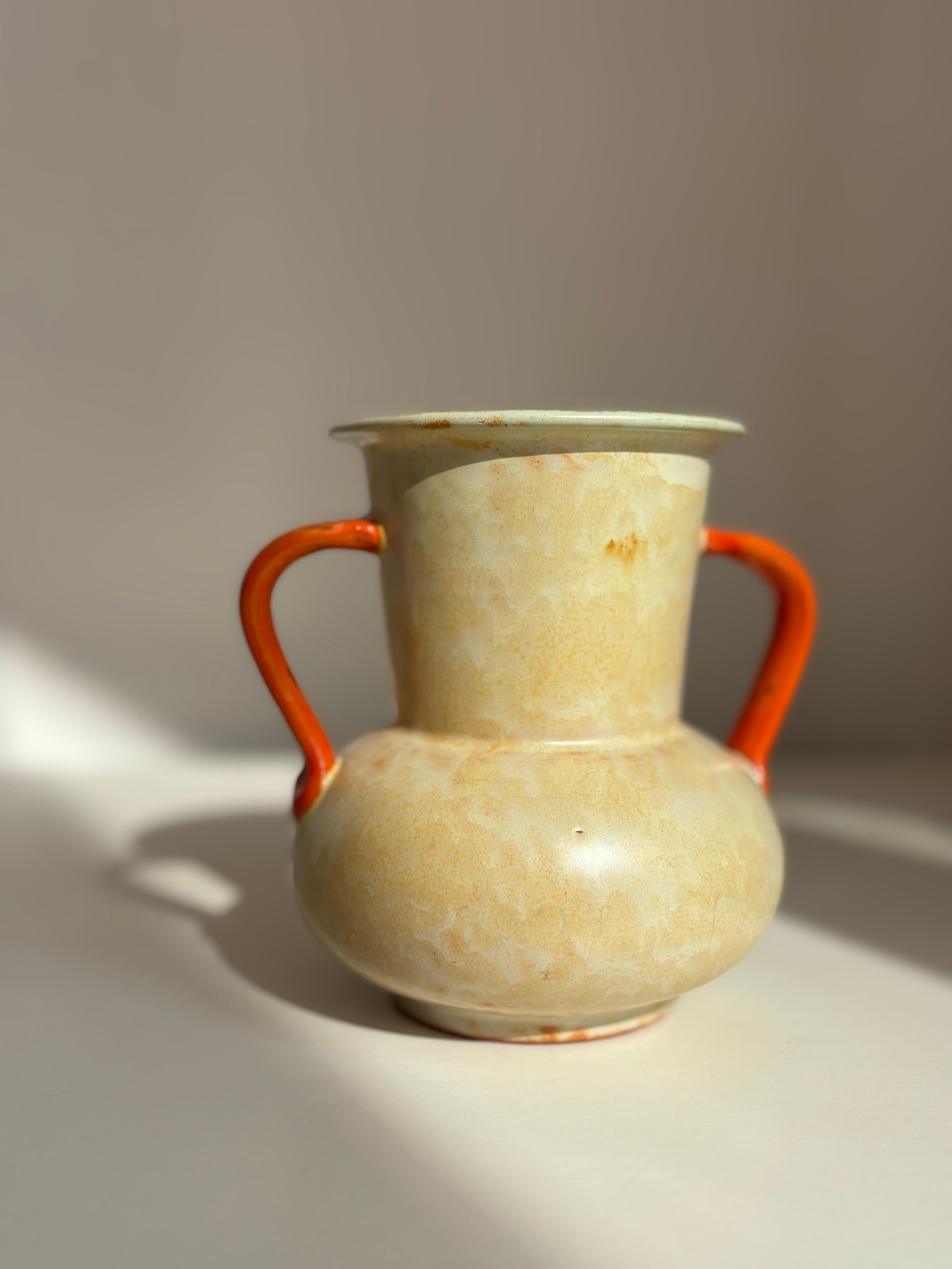 Light sandy yellow modern art nouveau vase by ceramic artist Vicke Lindstrand for Upsala Ekeby in the 1940s. Soft shaped glazed ceramic vase and two wavey coral red handles.
Stamped and numbered under base. 
Beautiful vintage condition. 
Sweden,