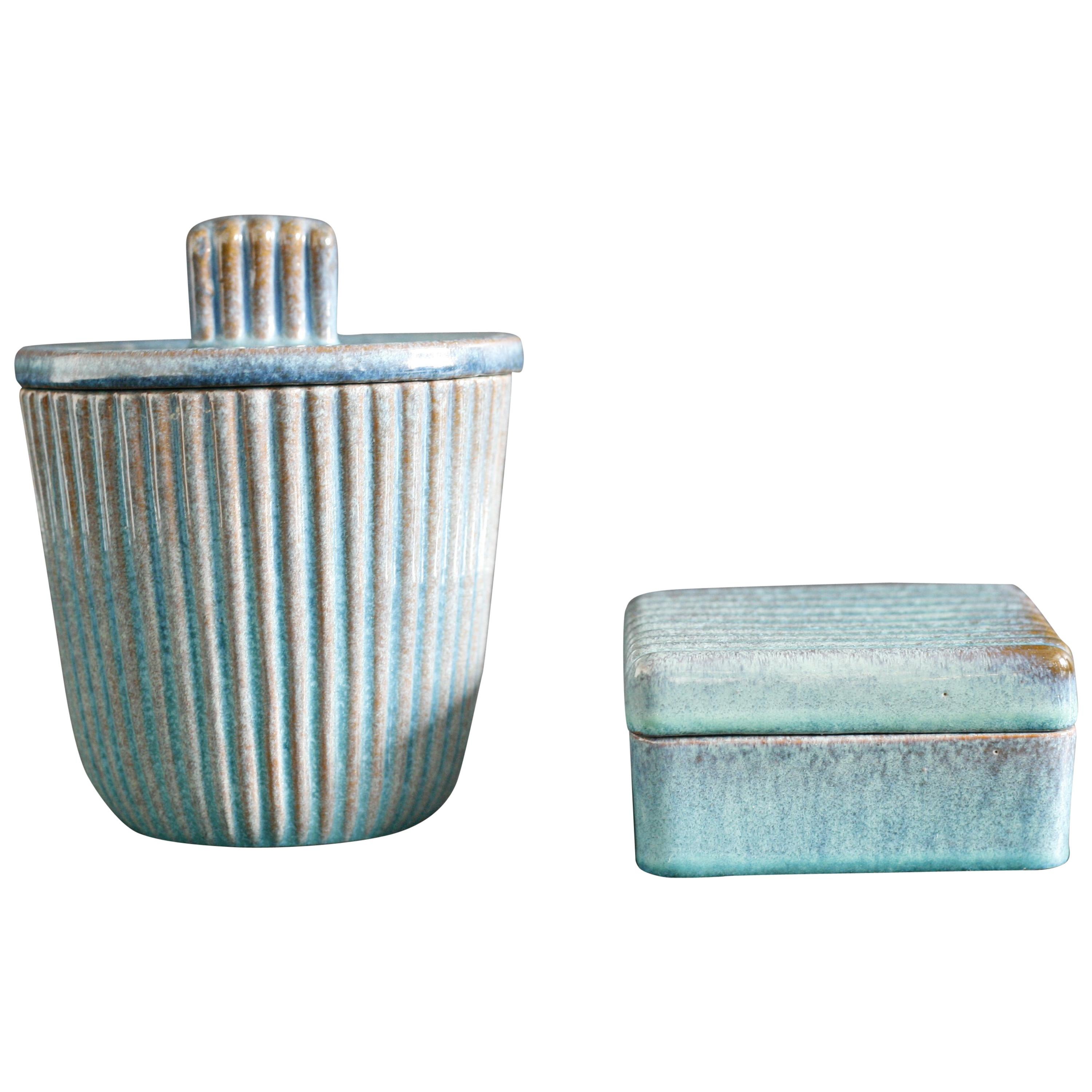 Ekeby ceramics, Sweden, 1960s set consisting of an urn and a jar in a blue/turquoise dual glaze layer that shows the underlying ceramic that shines through on the edges designed by Vicke lindstrand this pair is in mint condition.

 
