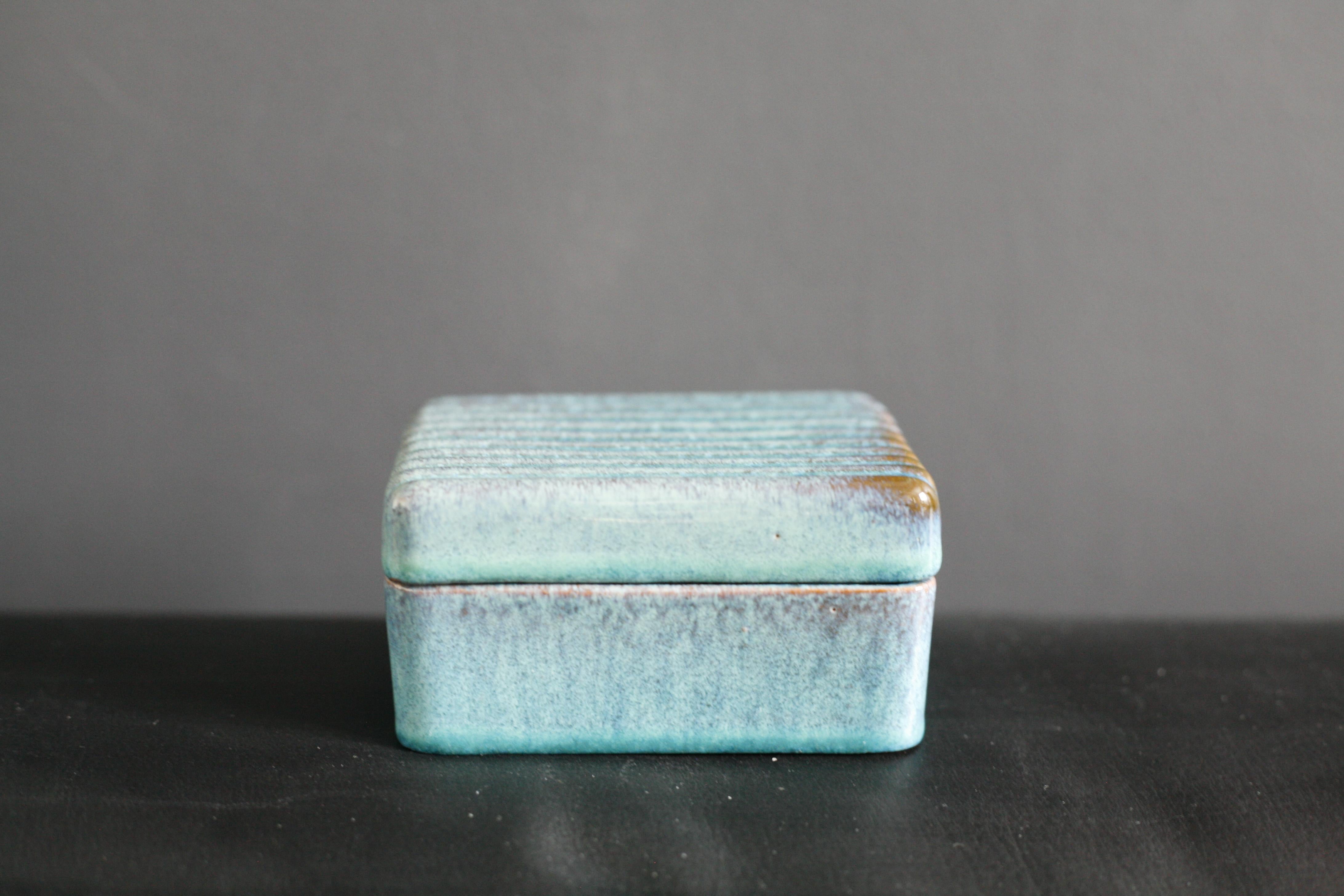 Vicke Lindstrand, Ekeby Urn and and Ceramic Box with Lid, Sweden, 1960 In Good Condition For Sale In Bronx, NY