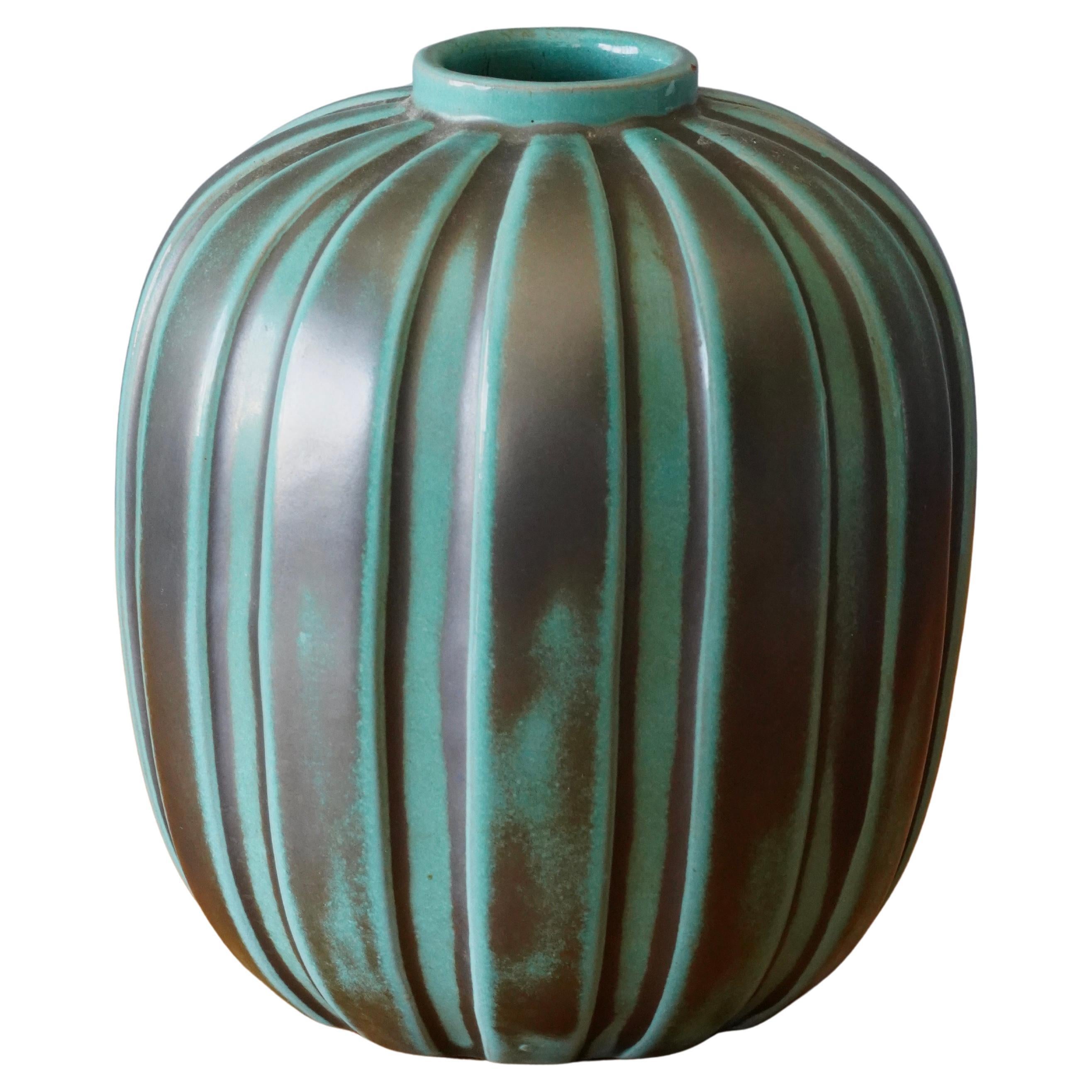 Vicke Lindstrand, Fluted Vase, Glazed Stoneware, Upsala-Ekeby, Sweden, 1940s For Sale