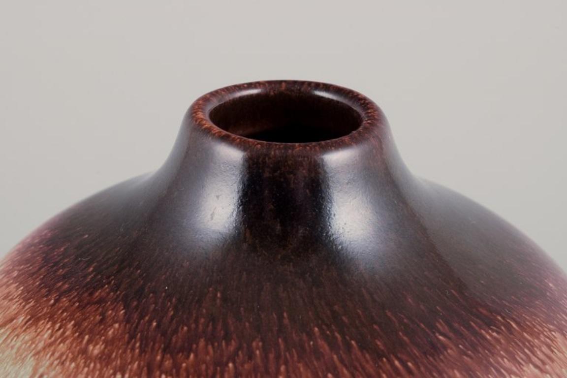 Svedese Vicke Lindstrand per Ekeby. Vaso in ceramica 