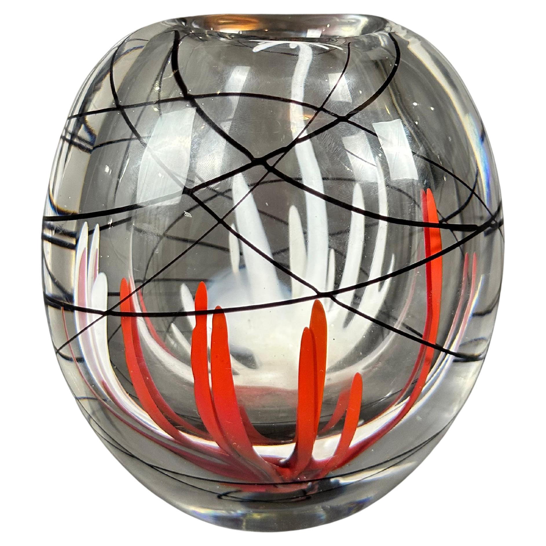 Vicke Lindstrand pour Kosta Boda, vase transparent, blanc, noir et rouge des années 1950